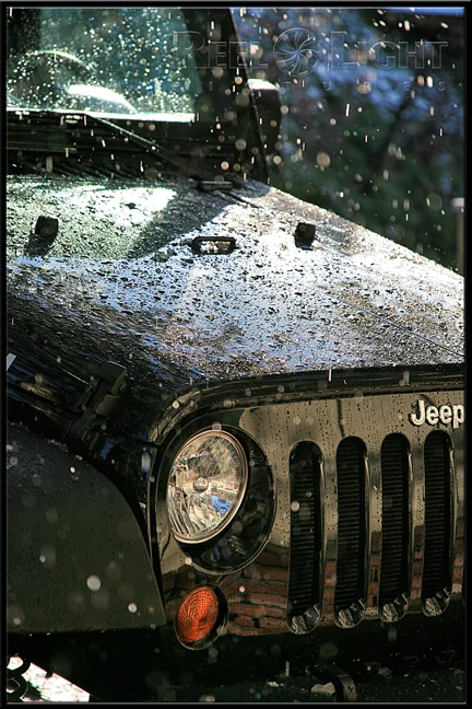Jeep Wrangler snowing.jpg