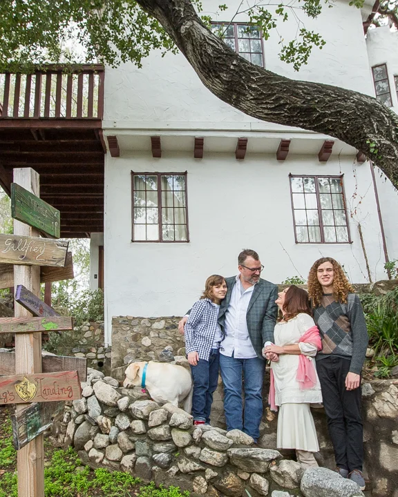 Even as we tried taking the family portrait, Michele and Dave couldn't take their eyes off each other... Then Beatrice said she had enough of the photo session and left King's Landing to hear towards Middle Earth. 
