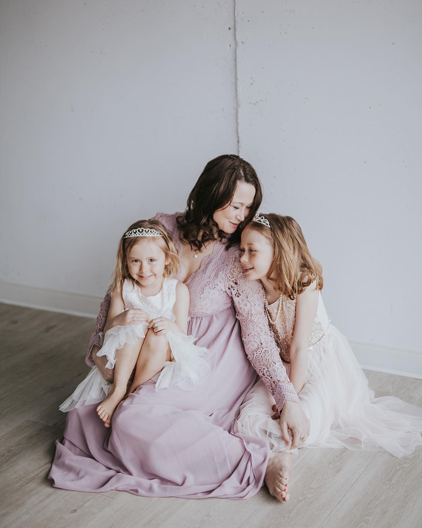 This momma and her little princesses were absolutely stunning for our Mommy and Me studio session a few weeks ago. Thanks @saskatoonstudiorental for such a great space! 
.
.
.
.
.
.
.
#yxephotographer #skphotographer #springphotos #mommyandme #studio