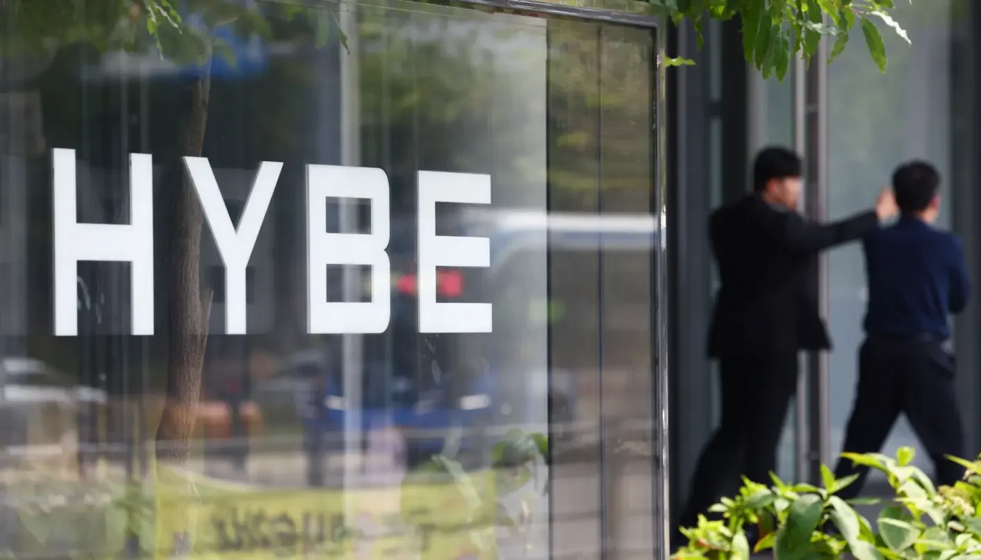 Police referred HYBE chairman Bang Si-hyuk and four others to prosecutors