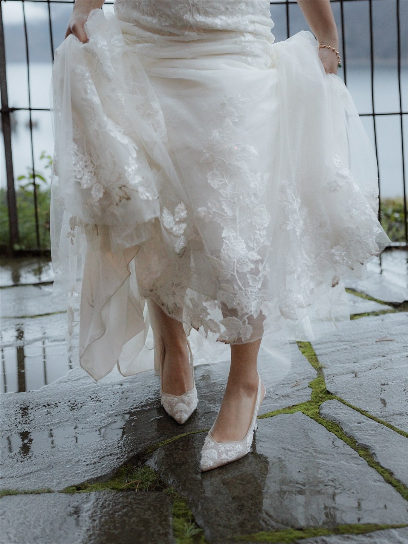 Keizzel &amp; Mark 🤍
A rainy wedding day in autumn, on the columbia gorge&hellip;aka the best destination wedding location in the U.S (in my humble photographer opinion) 
-
Venue:&nbsp;@thegriffinhouse
Catering:&nbsp;@whitepepperpdx
Photography:&nbs