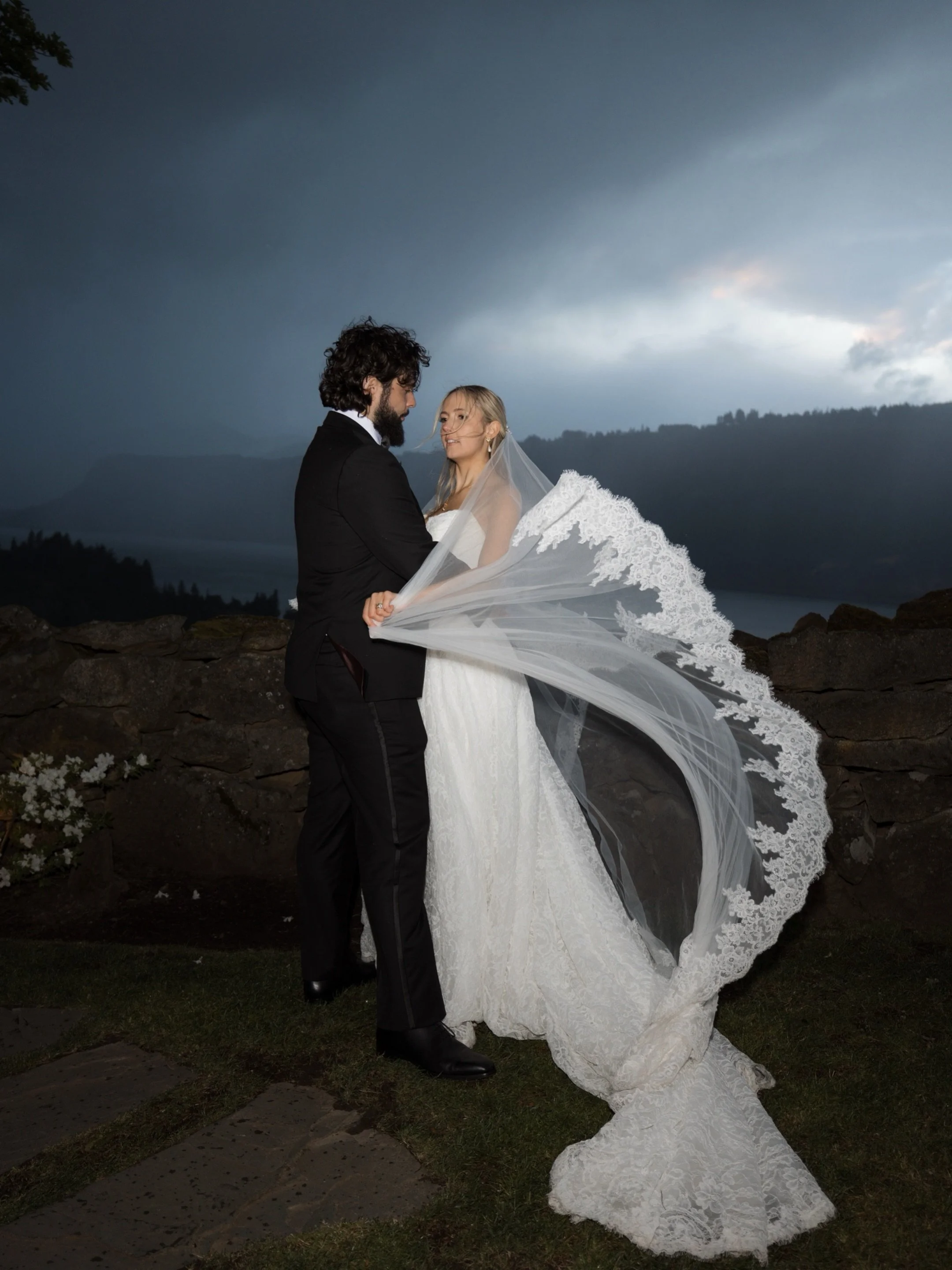 officially married. 🤍

from out in the the Gorge this weekend - what a wedding. 

-
@thegriffinhouse
@elodyrose_events
@kristenthecoordinator
@trellis_flowers
@kingsleyeventsupply
@bodaskitchen
@moonwaterfilmhouse
@blossomandbeauty
@riverhoodrentals
