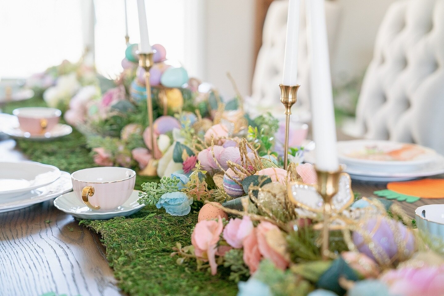 Here is a close up of my Easter table. 🐰🩷 I love all the pastel colors and whimsical feel. Are you hosting Easter this year? 🤗 #homebyhiliary