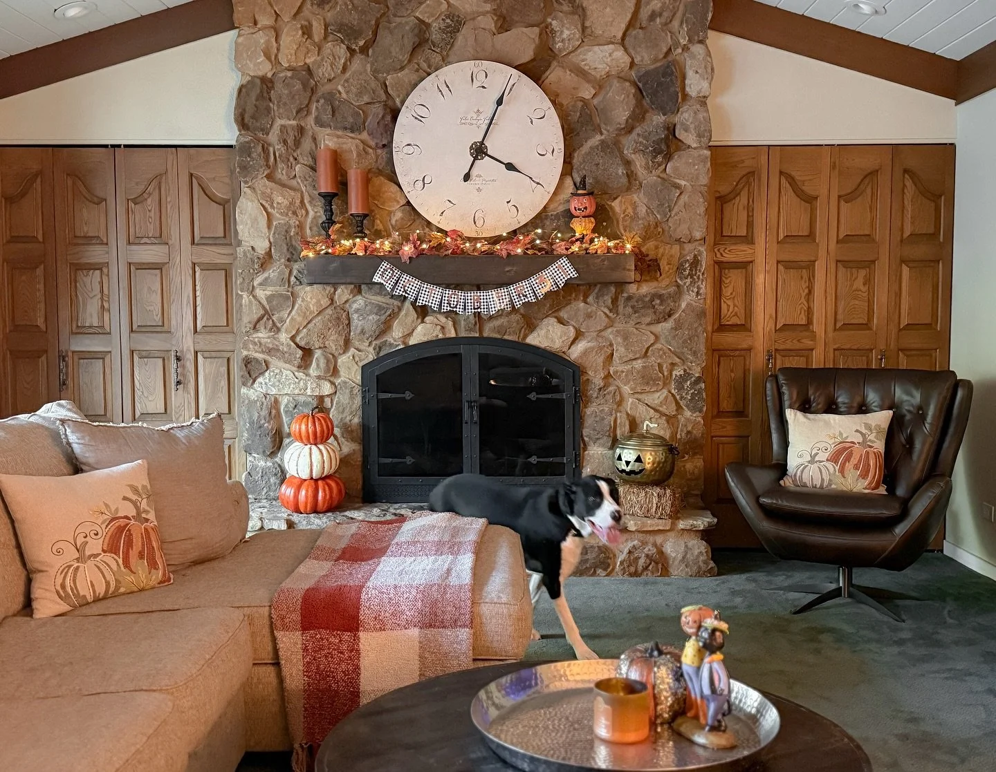 Love this cozy shot I took at my mom&rsquo;s when we were in town a few weeks ago! We had fun decorating for fall together. She is the reason I love decorating, especially during the holidays! 🧡 #homebyhiliary