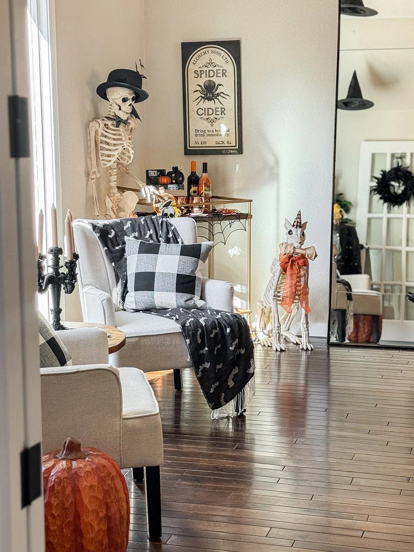 I hosted a Witches + Wine night yesterday and it was so fun! Blog post coming next week with all the details! ๐งก๐ง‍โ๏ธ๐ท๐ค #homebyhiliary