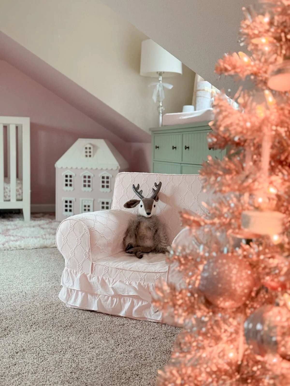 Nothing better than the soft glow of a Christmas tree in the nursery. 🤍