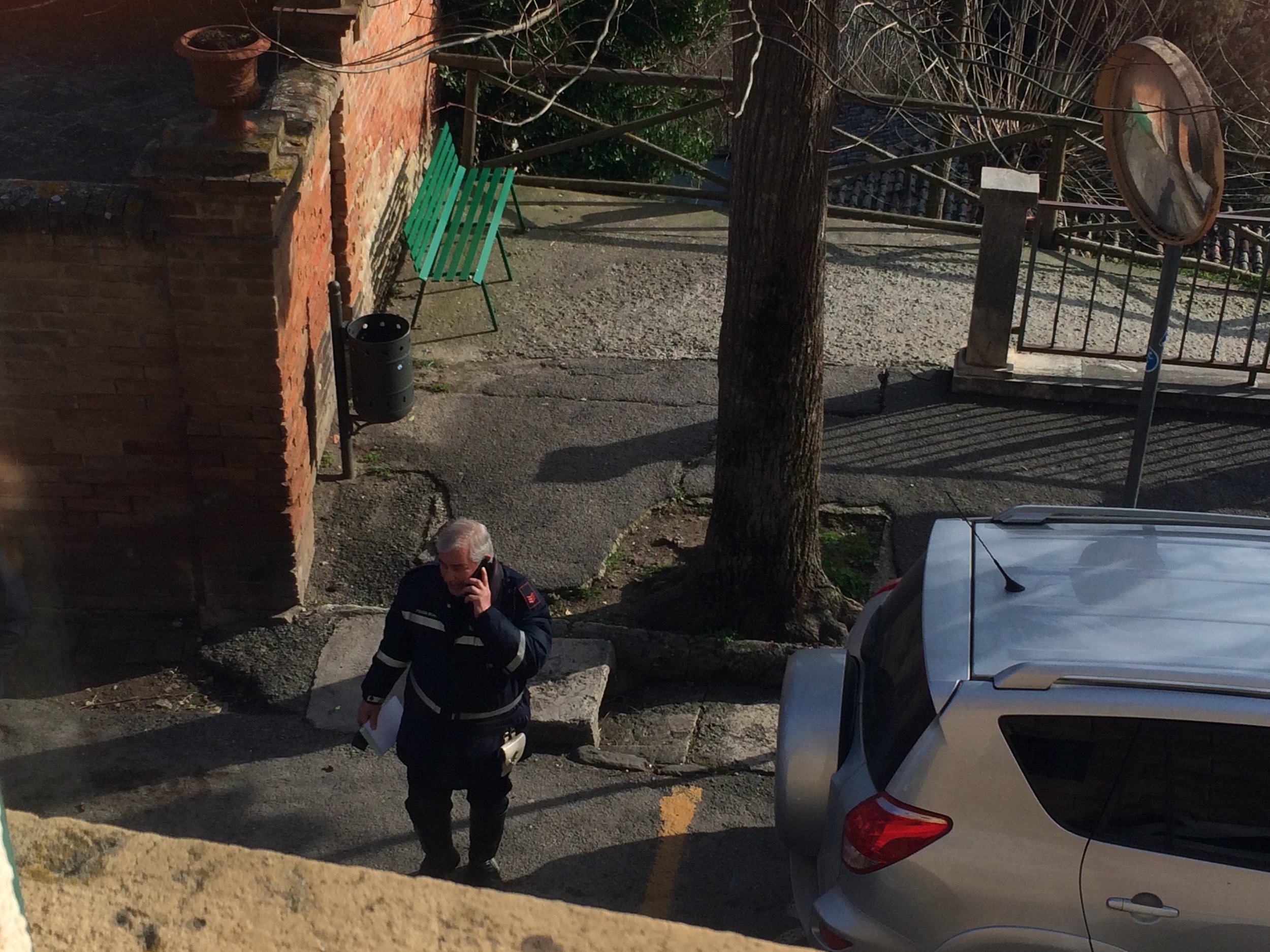 Finally, the polizia arrive on the scene.