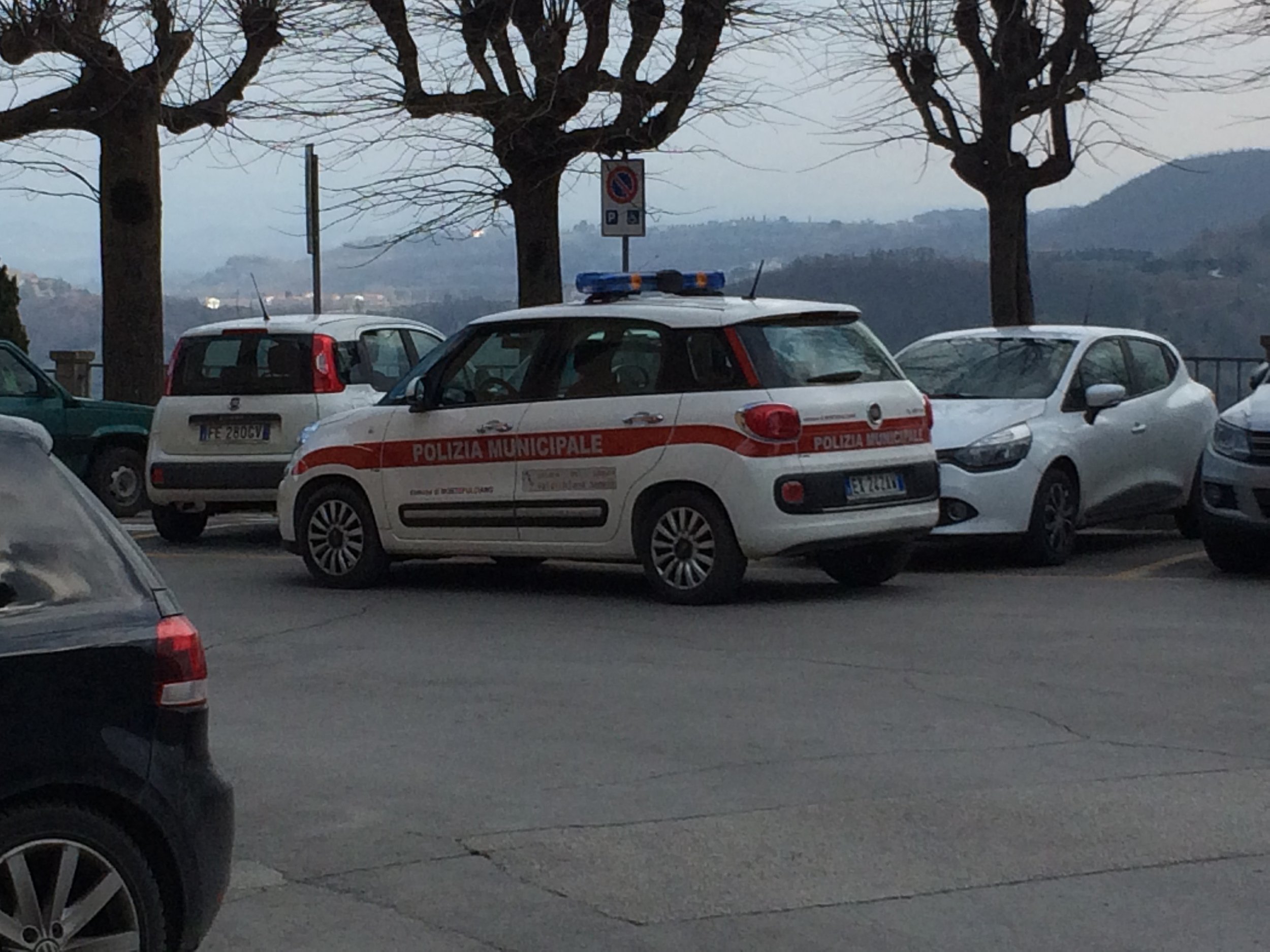 More polizia arrive.