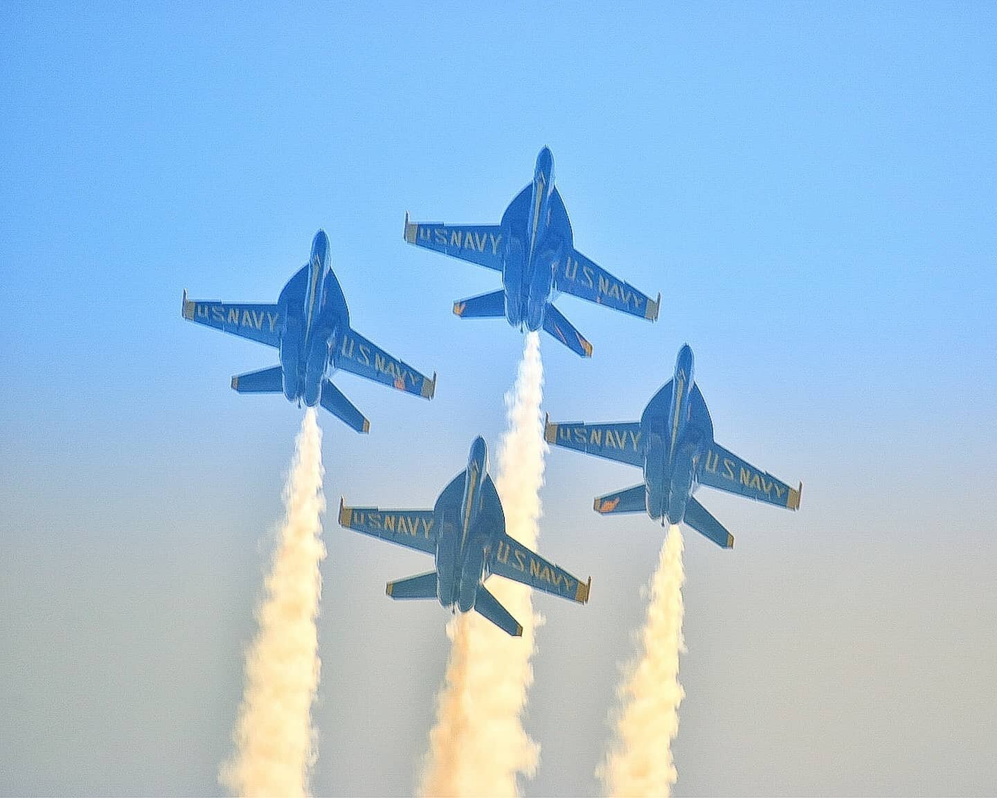 I've hardly gone shooting at all this summer since I've been channeling most of my creative energy toward writing...but I couldn't stop picking up my camera this week. 📸⁣⁣⁣⁣⁣⁣
⁣⁣⁣⁣⁣⁣⁣⁣⁣⁣
Special thanks to the @usnavyblueangels for putting on a fabul