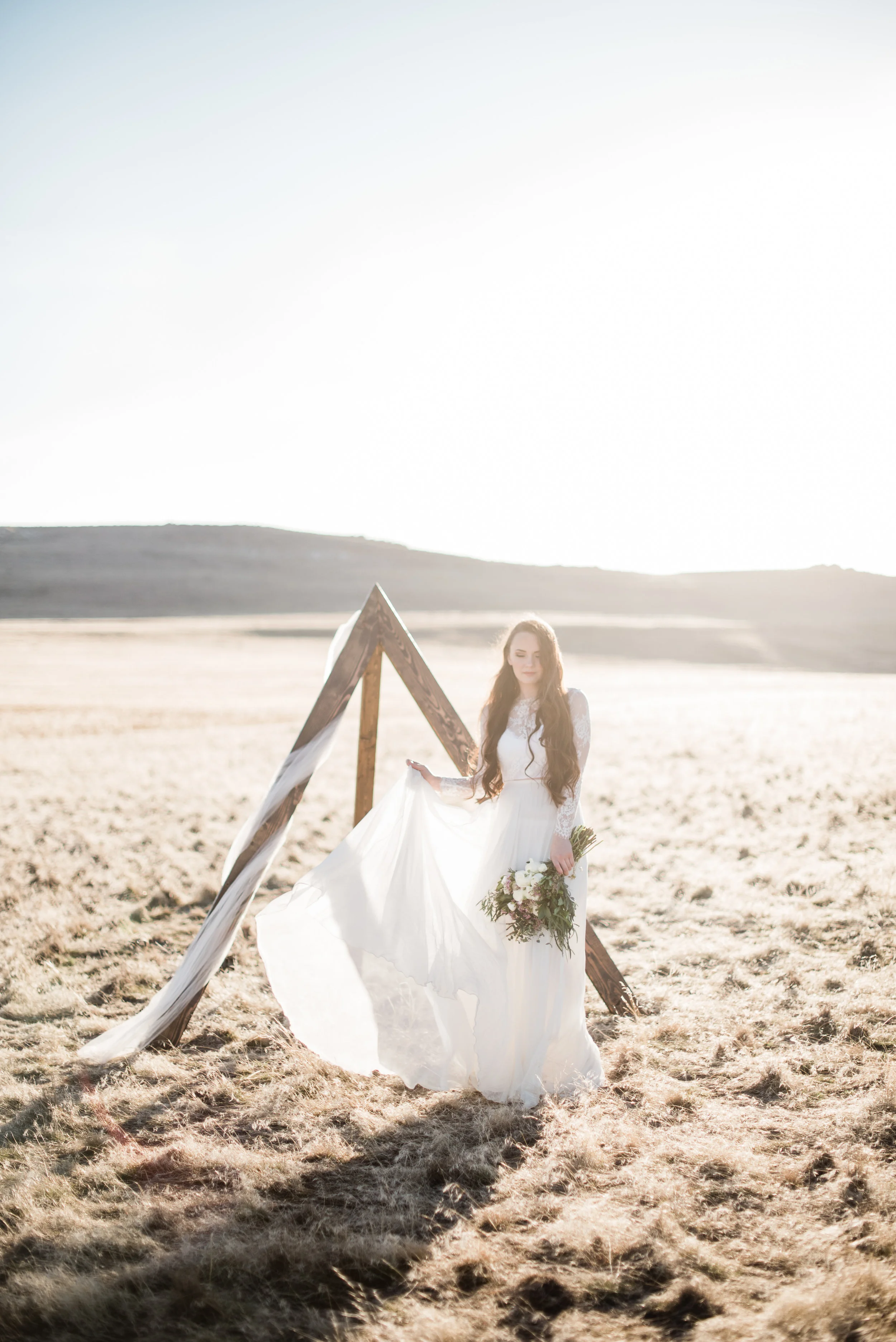 Credits: Location: Salt Lake City, Utah Photographer: @brynleepaigephotography Harper top and lilly skirt: @gypsybride Mua: @taliawhatcottmua Model:@kaitlyn_gardner Florals: @harperfloral Frame:@brynleenjensen