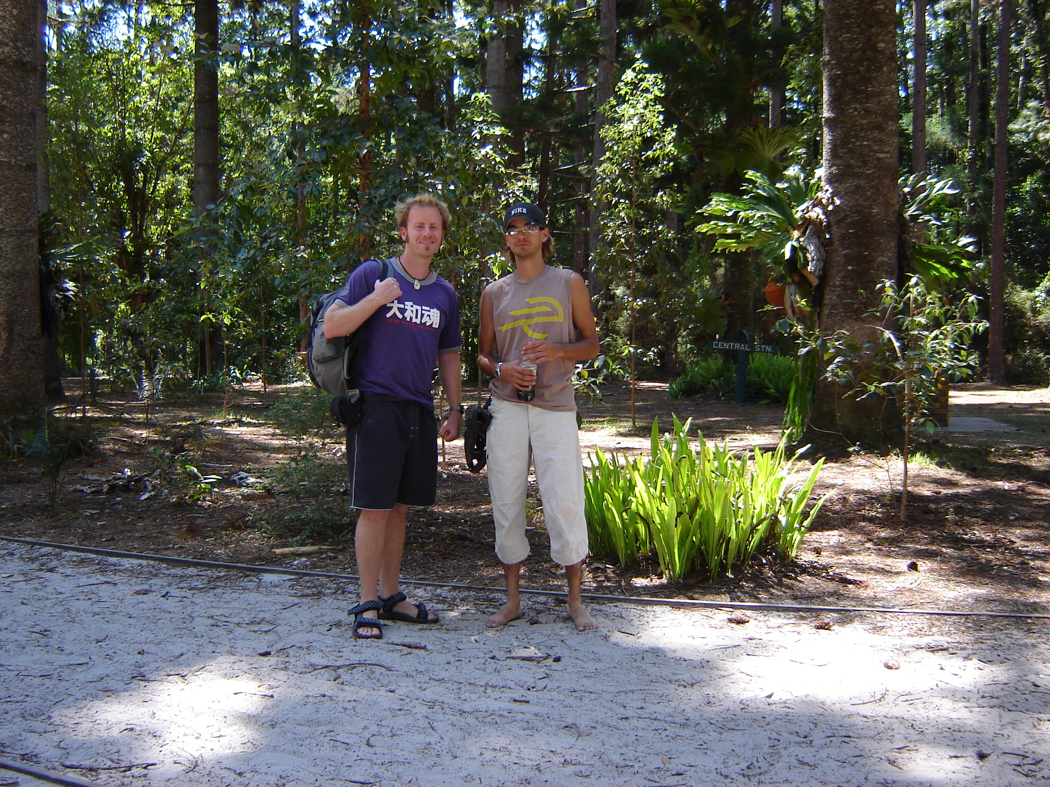 A2390Bran&SeanForrestFraserIsland,AUS-Oct.8,2006.JPG