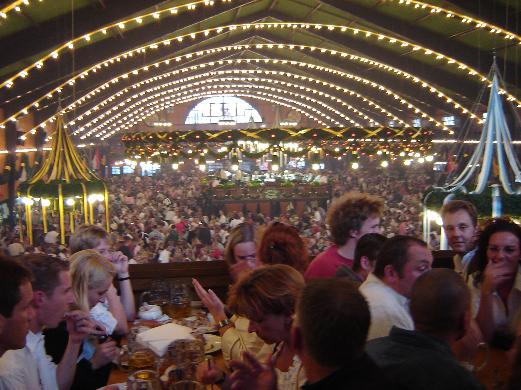 T1563ViewFromUpperFloorOktoberfestMunich,GER-Sept.21,2005.JPG