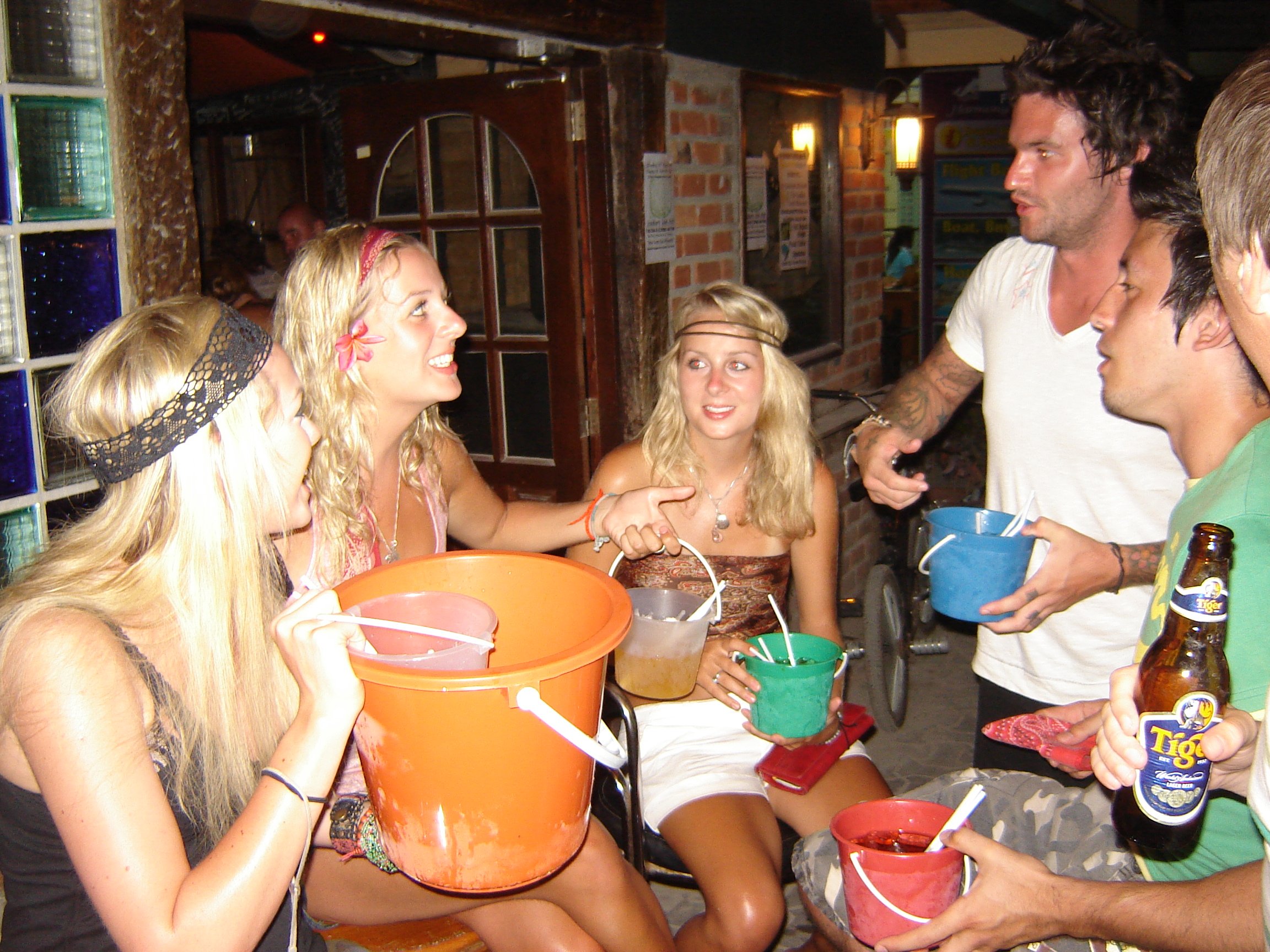 E1508DrinkingWithChicksKoPhiPhi,THL-Mar.14,2008.JPG