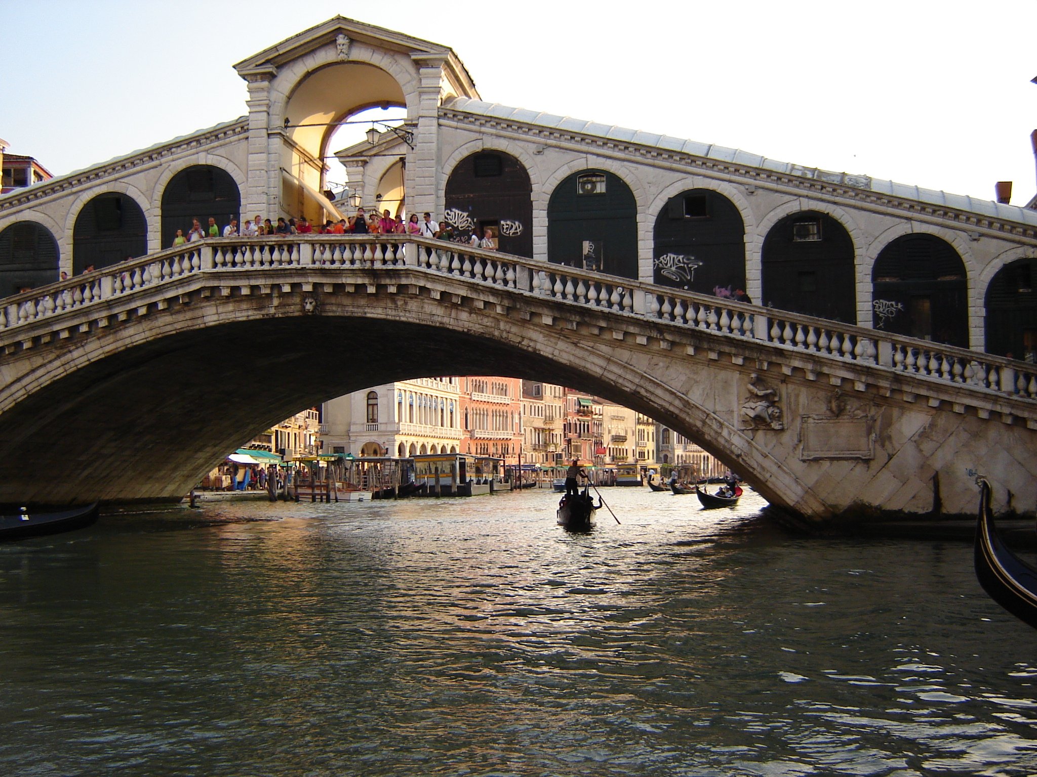 T1229RialtoBridge01FromGrandCanalVenice,ITA-Aug.26,2005.JPG