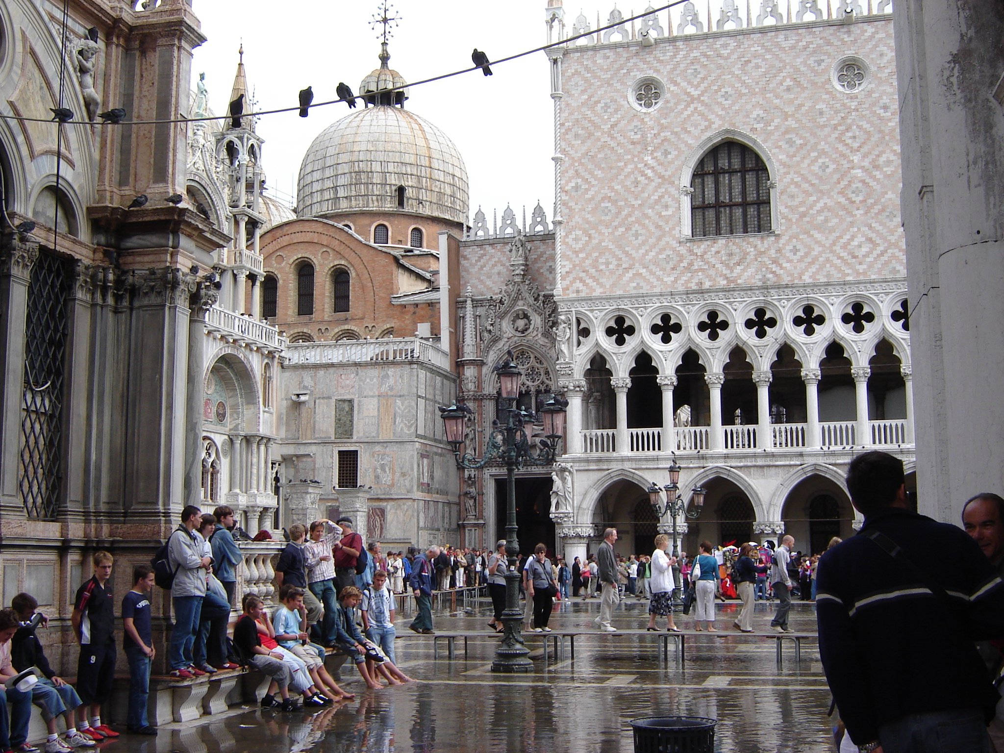 T1520WalkwaysAroundFloodedPiazzaVenice,ITA-Sept.20,2005.JPG