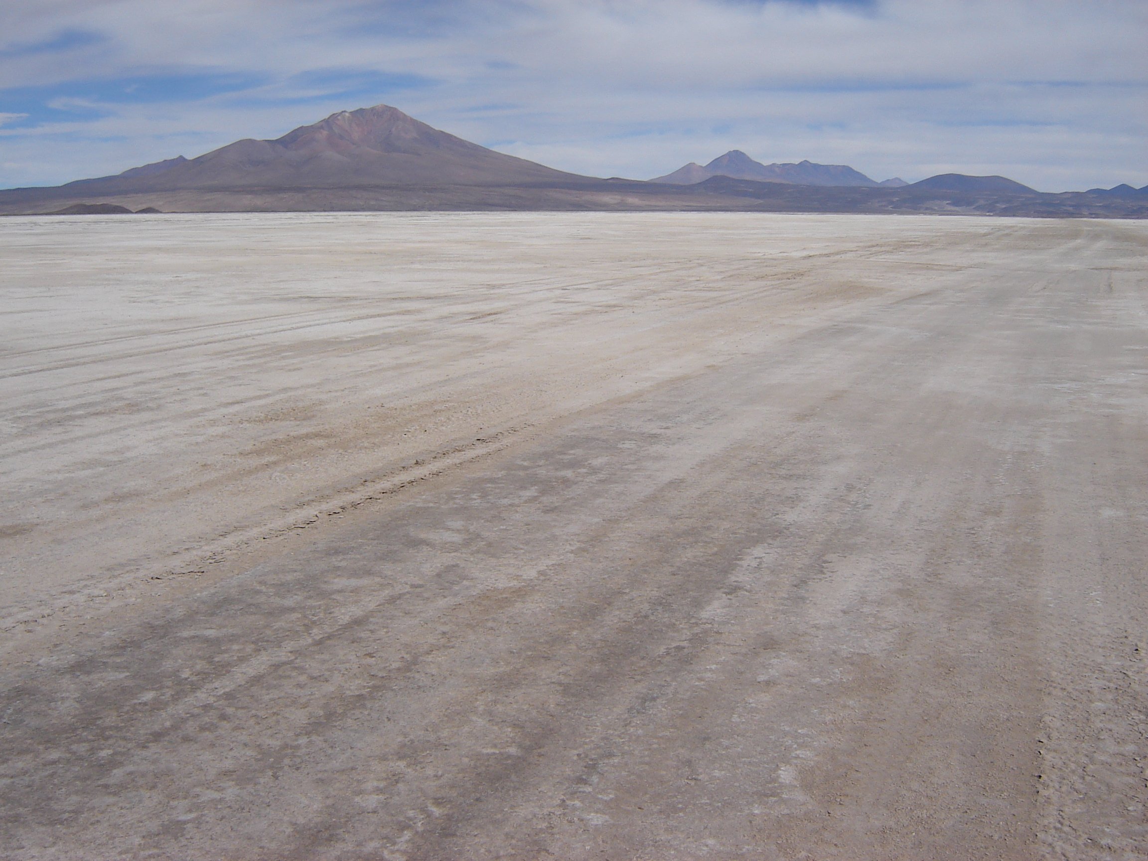 S0525DrivingOnSaltEdgeOfSalar,BOL-June7,2007.JPG