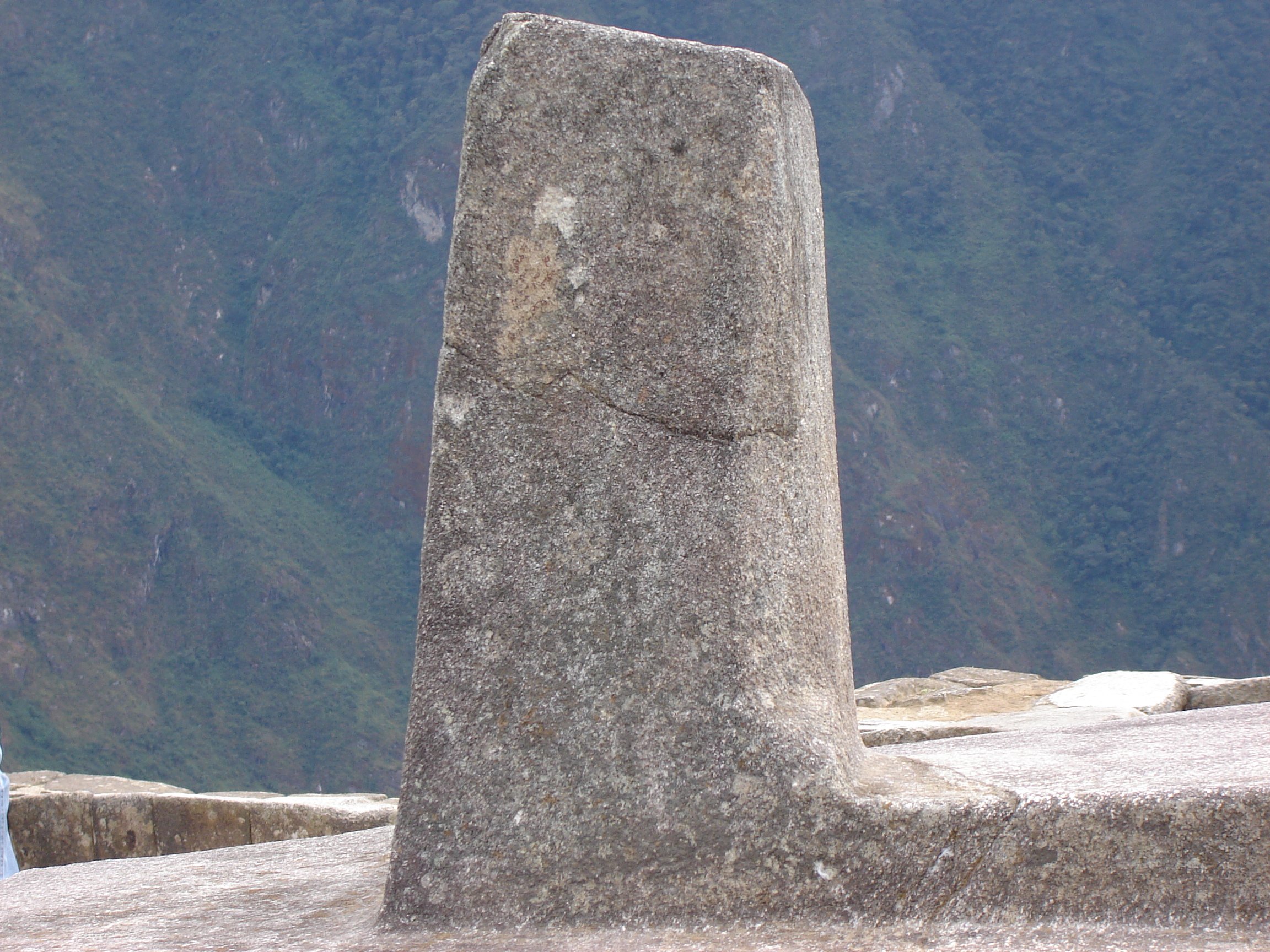 S1285TheSunLashedToTheIntiHuatanaMachuPicchu,PER-June25,2007.JPG