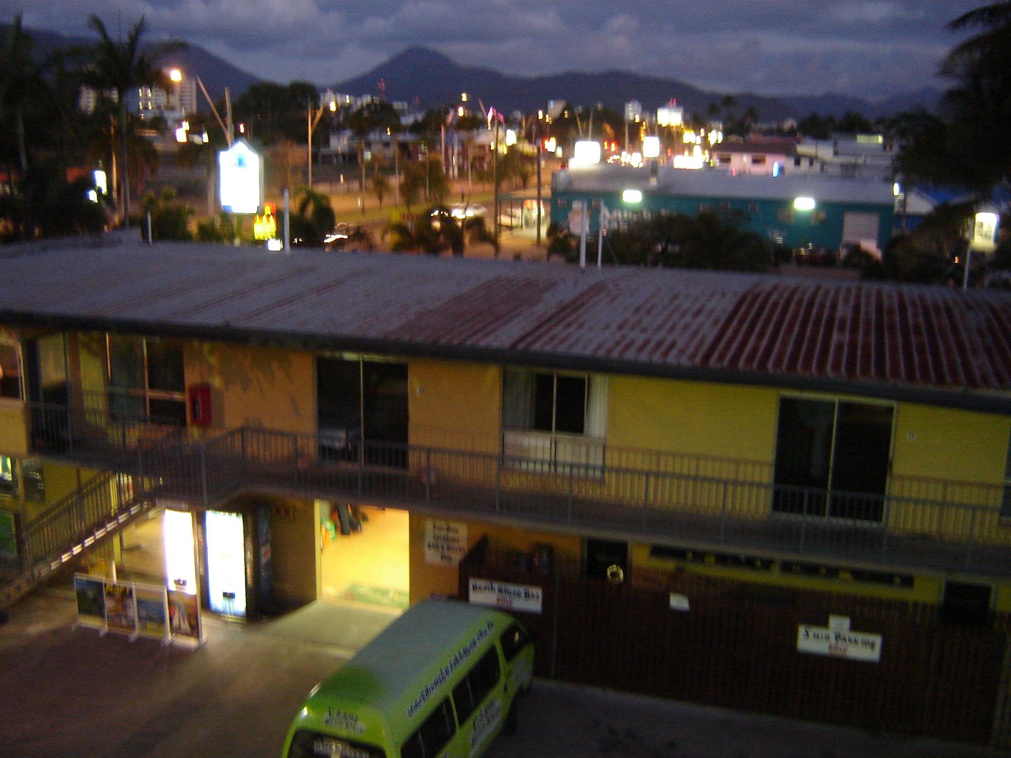 A2630NightimeAtBeachHouseCairns,AUS-Oct.16,2006.JPG
