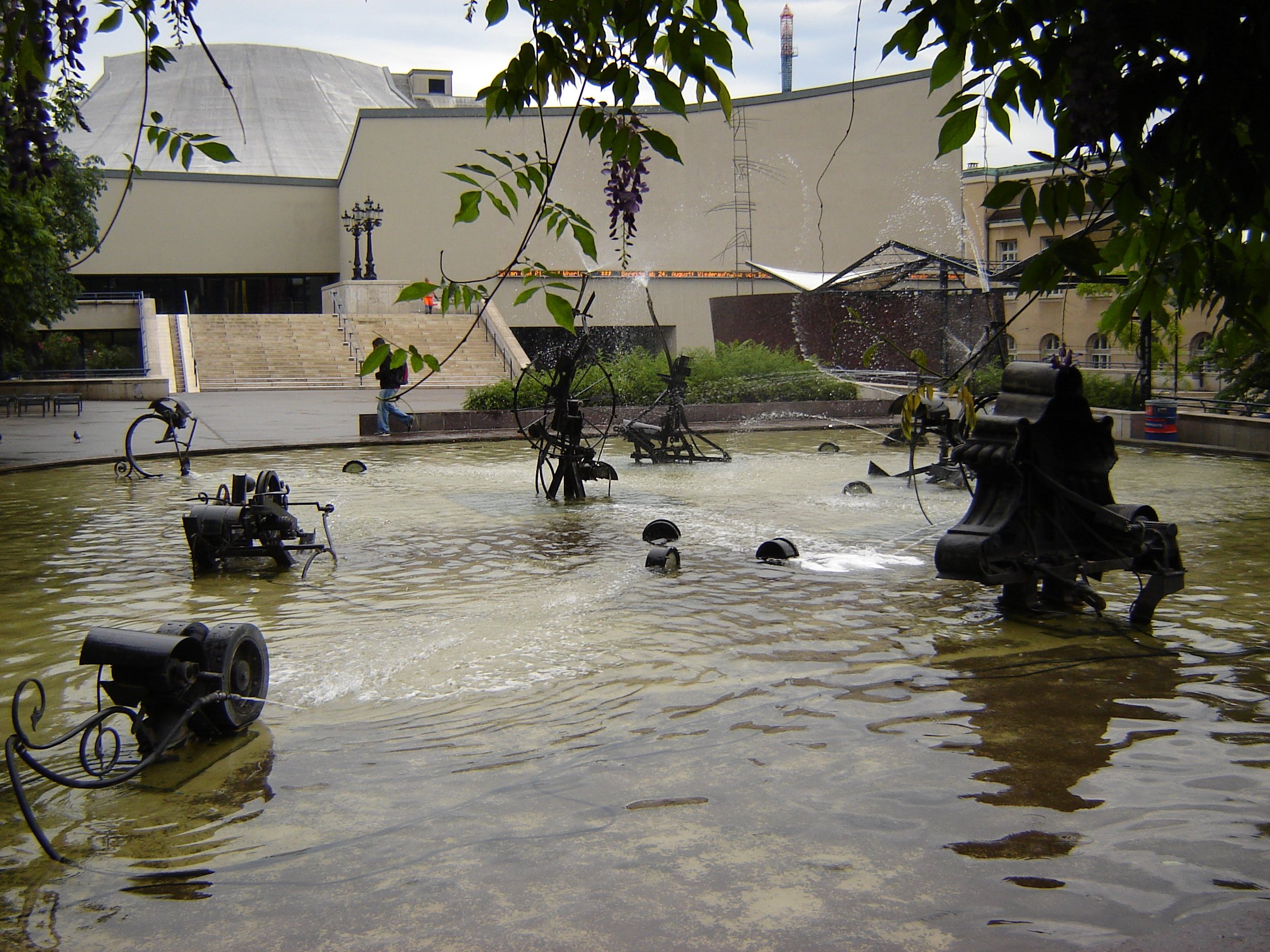 T0184TinguelyWaterSculptureBasel,SWI-July4,2005.jpg