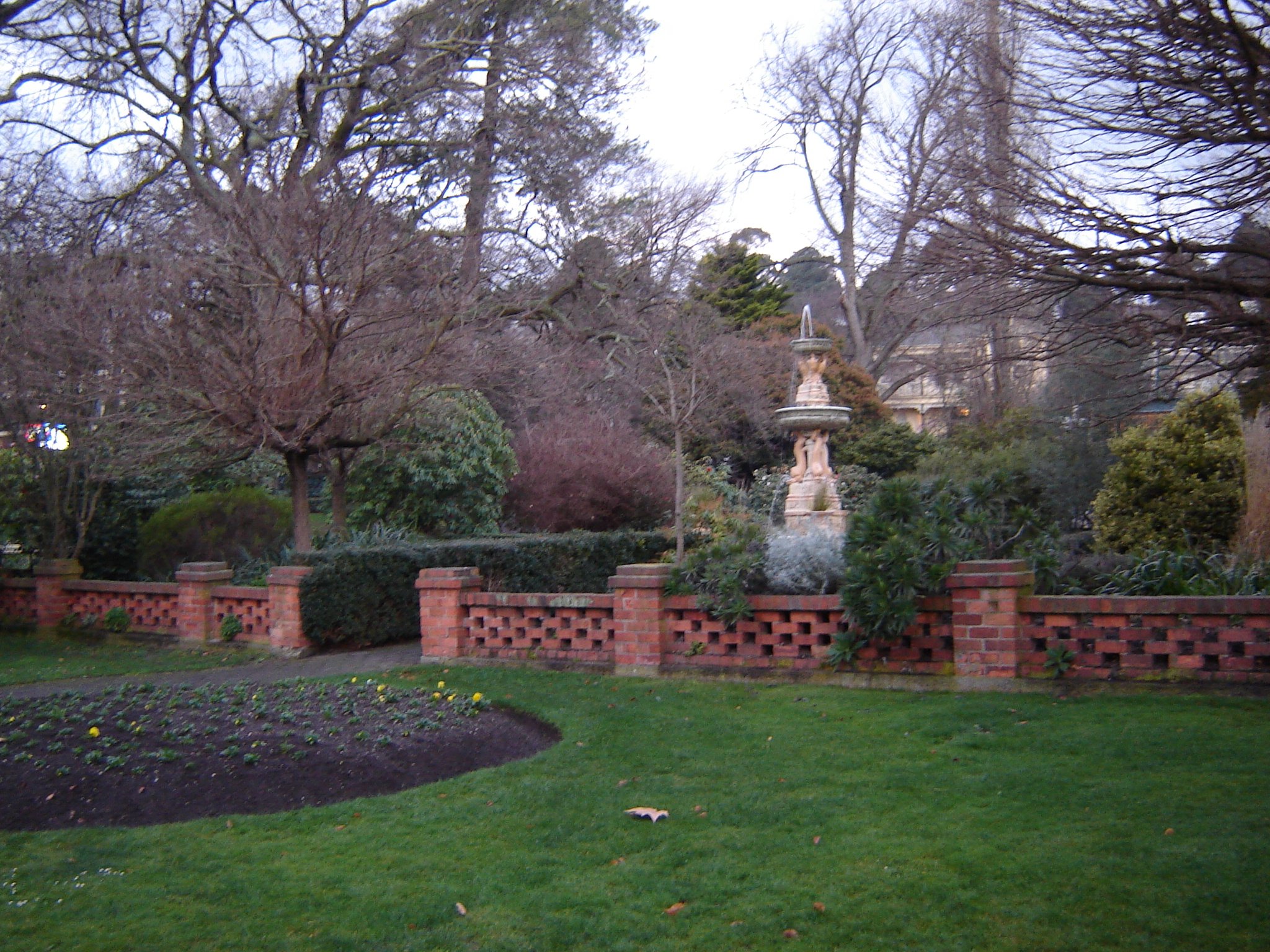 A2031GroundsAtBatteryPointHobart,TAS-Aug.14,2006.JPG