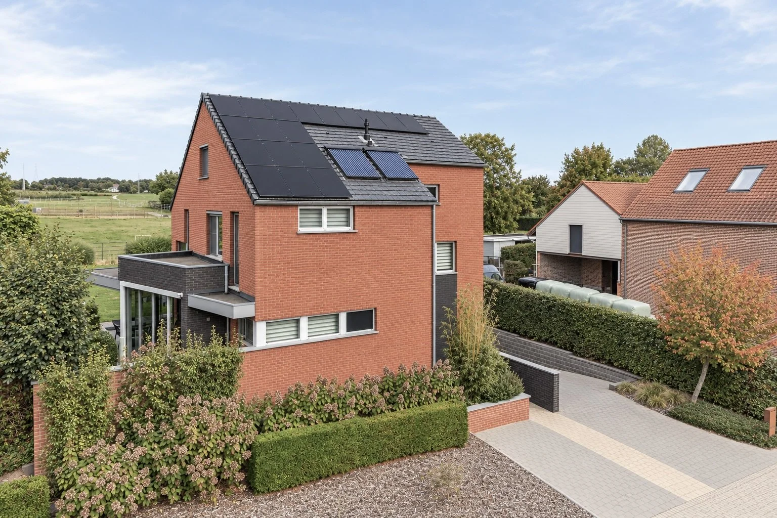 2 Moderne bakstenen woning met zonnepanelen 2.JPEG