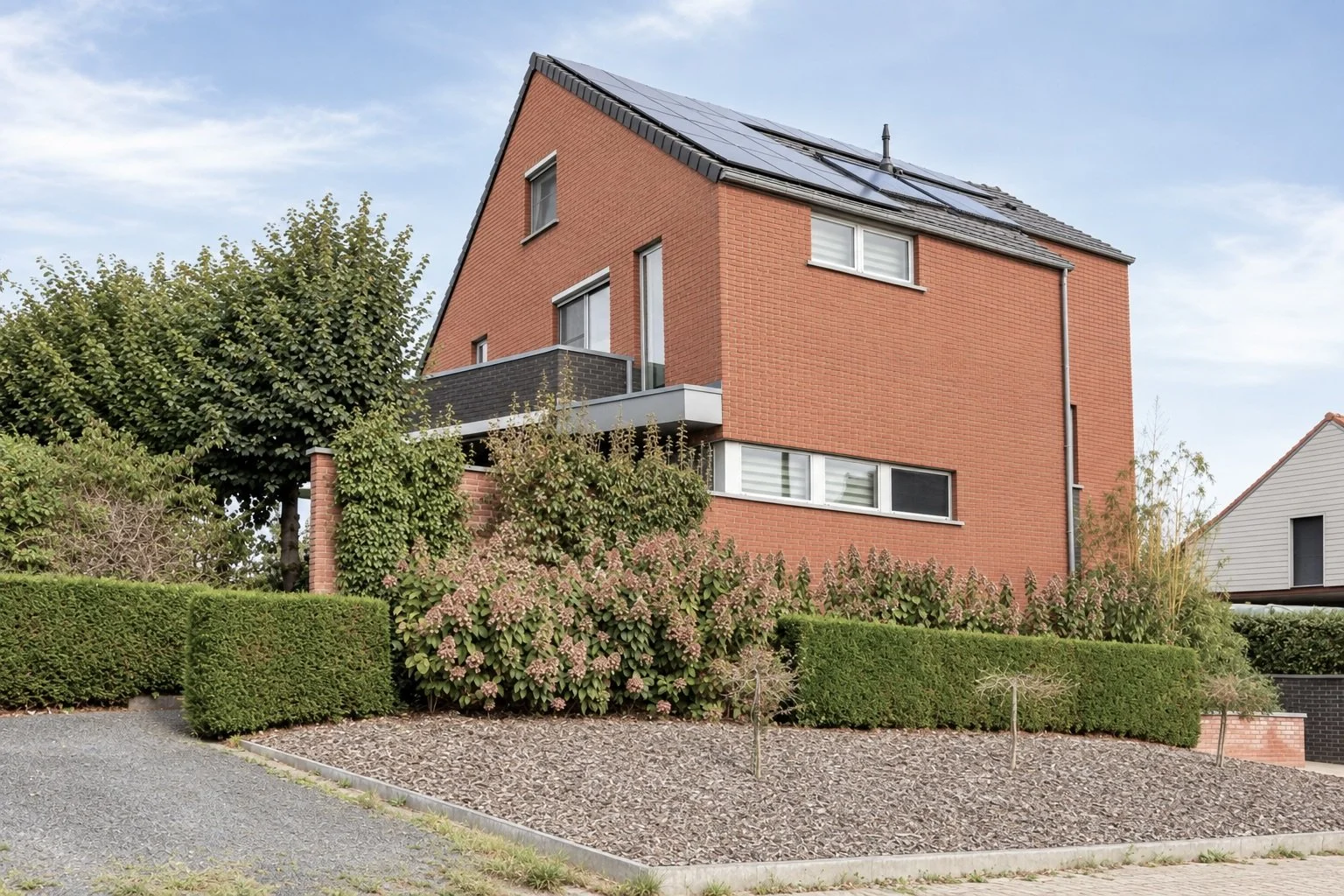 3 Moderne woning met schone bakstenen gevel 2.JPEG