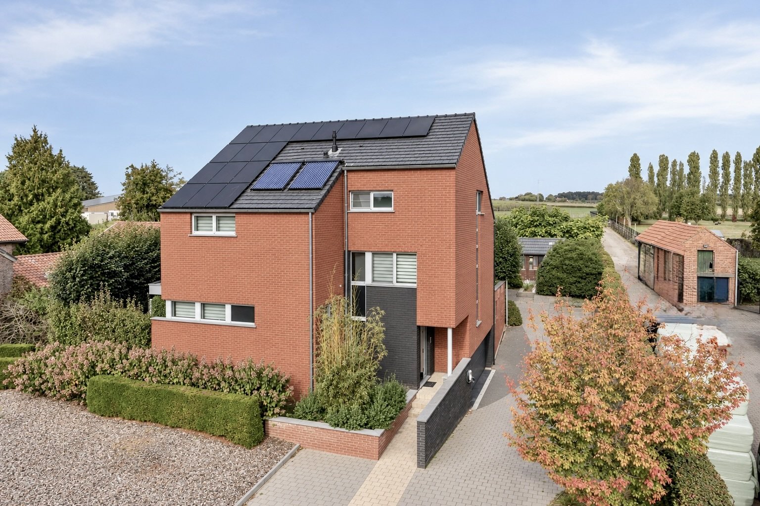1 Strakke rode bakstenen woning met zonnepanelen 3.JPEG