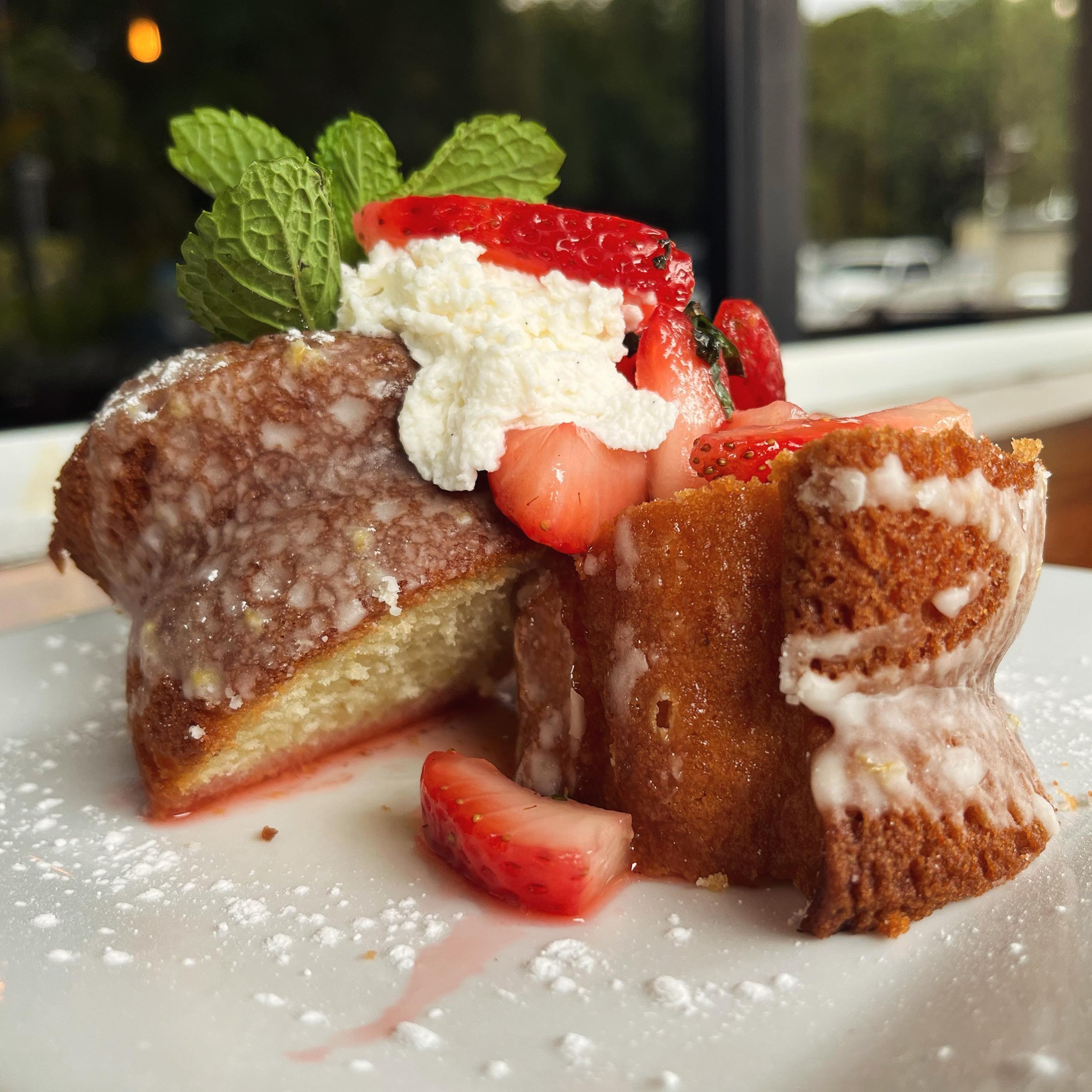 NEW DESSERT ALERT: Lemon Drizzle Cake with Mint Marinated Strawberries 🍓🍓🍓🍓🍓🍋🍋🍋🍋🍋 #strawberry #desserts #miamifoodie #homemade