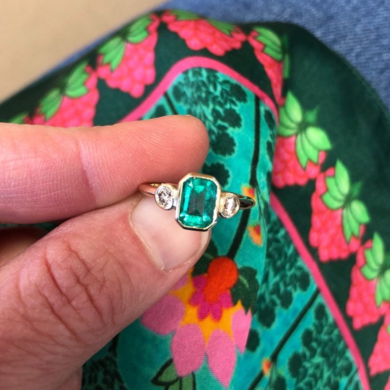 A little pop of color to start your day 💚💍

#houstoncustomjewelry #customjewelrydesign #houstonjeweler #houstonjewelry #emilysolejewelry #houstonjewelrydesigner #emerald #emeraldring