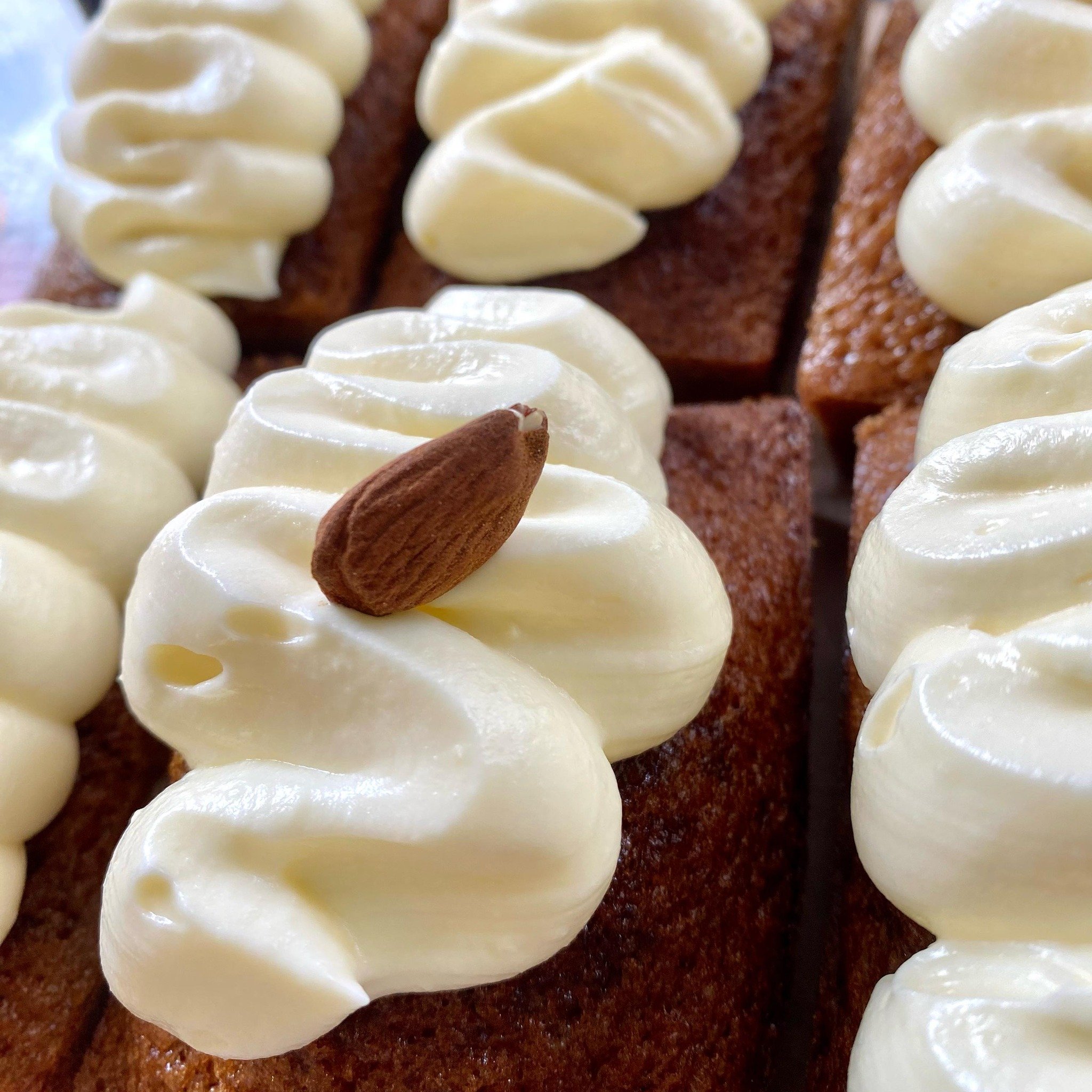 Opening hours:
Friday - Sunday as usual
Monday 💪 hurray from 13:00-19:00 ish
Tuesday - Thursday we rest.
And back to business as usual on Friday. 
#carrotcake #carrots #longweekend #easter #easterweekend #coffeetime #instagood #fyp #creamcheesefrost