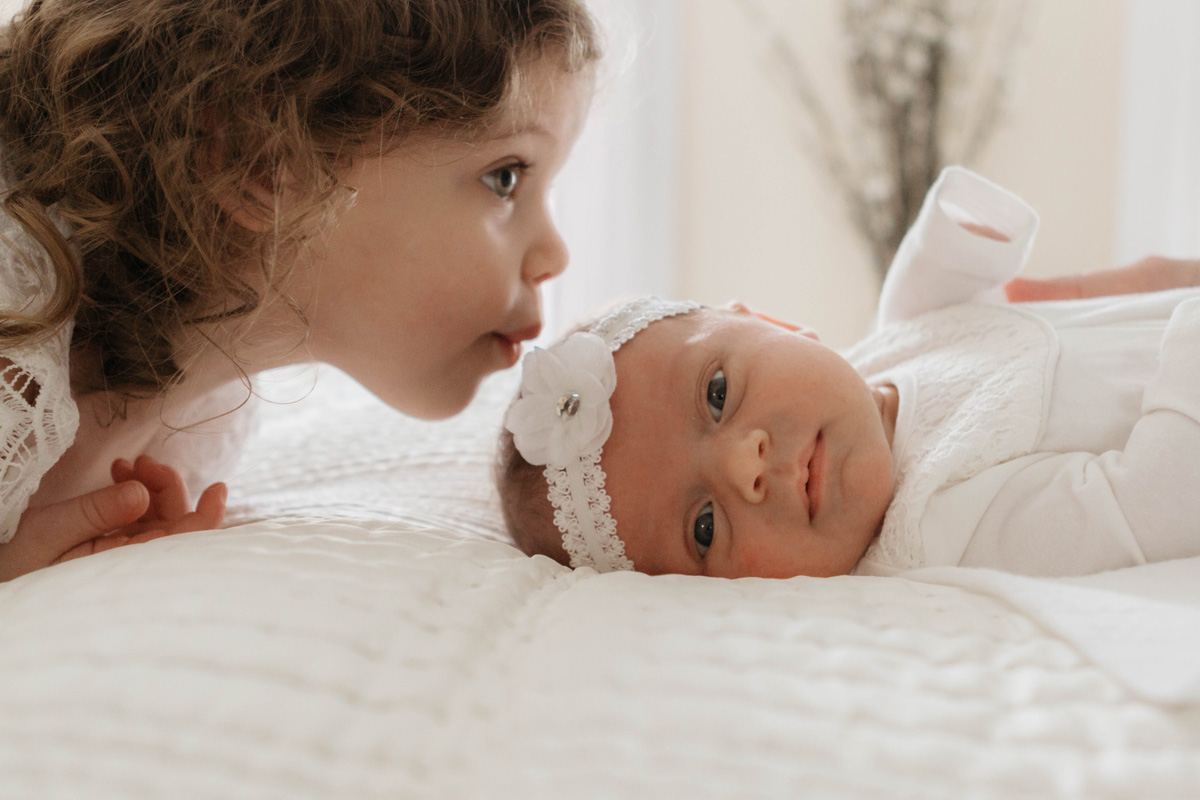 kiss from big sis - newborn session baby e - laura barr photography