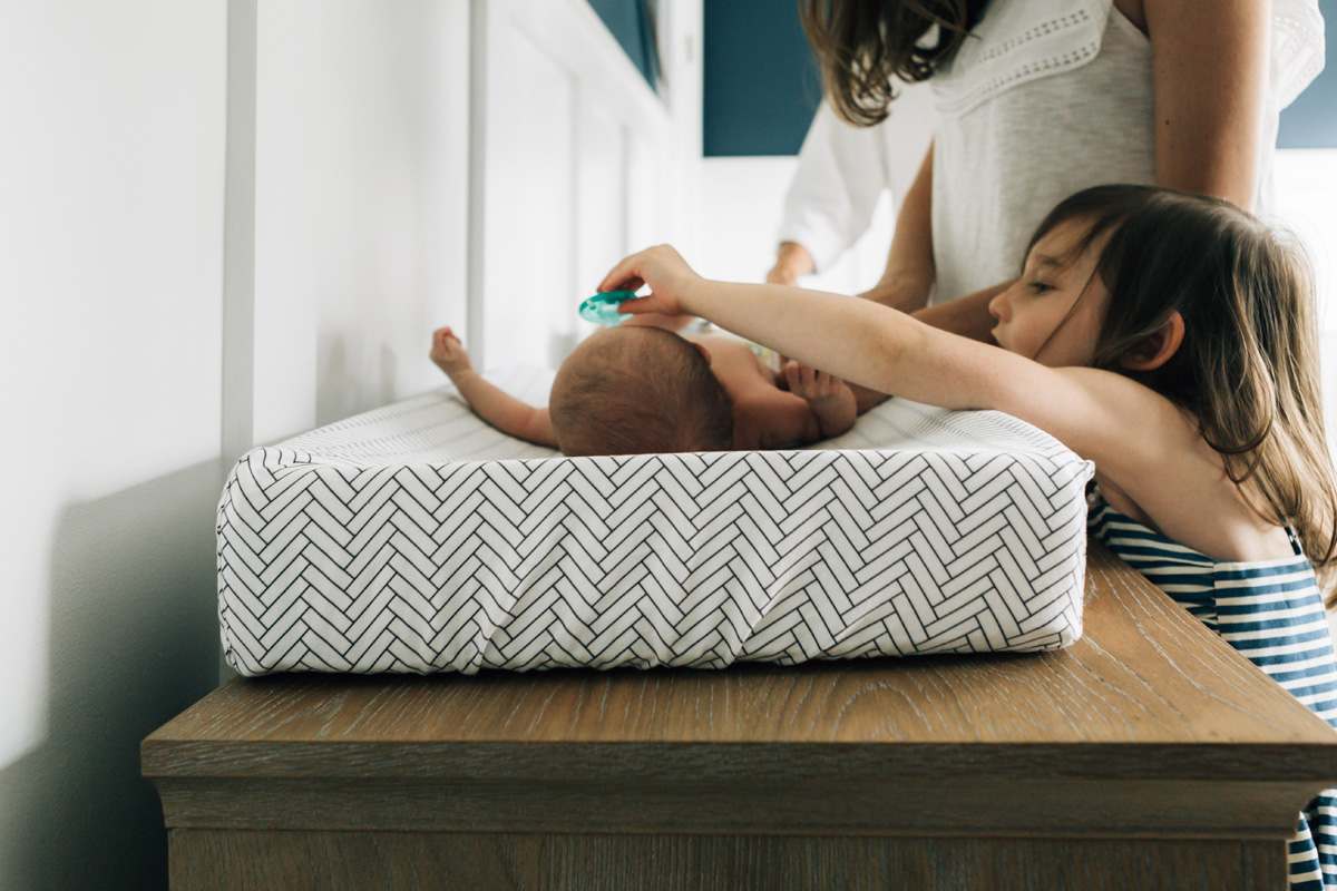 helping with baby brother - laura barr photography
