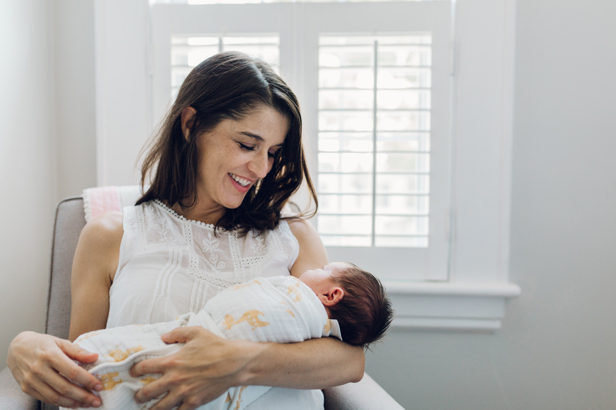mom and baby cuddles by laura barr photography