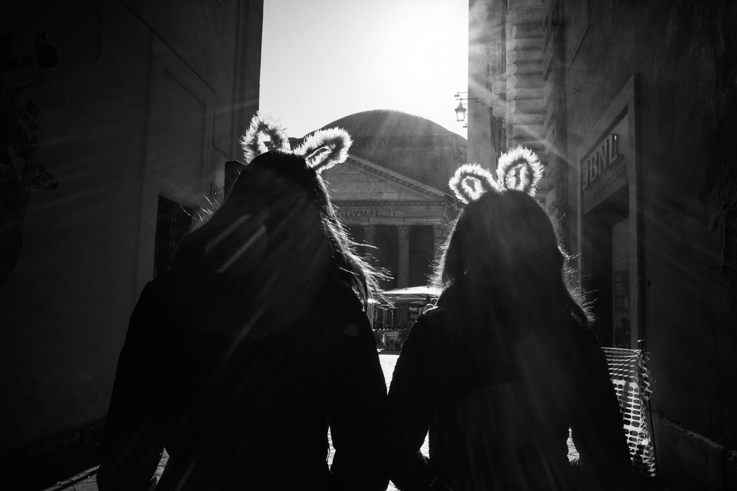 9_Street_Photography_Rome_bunnies_2023.jpg