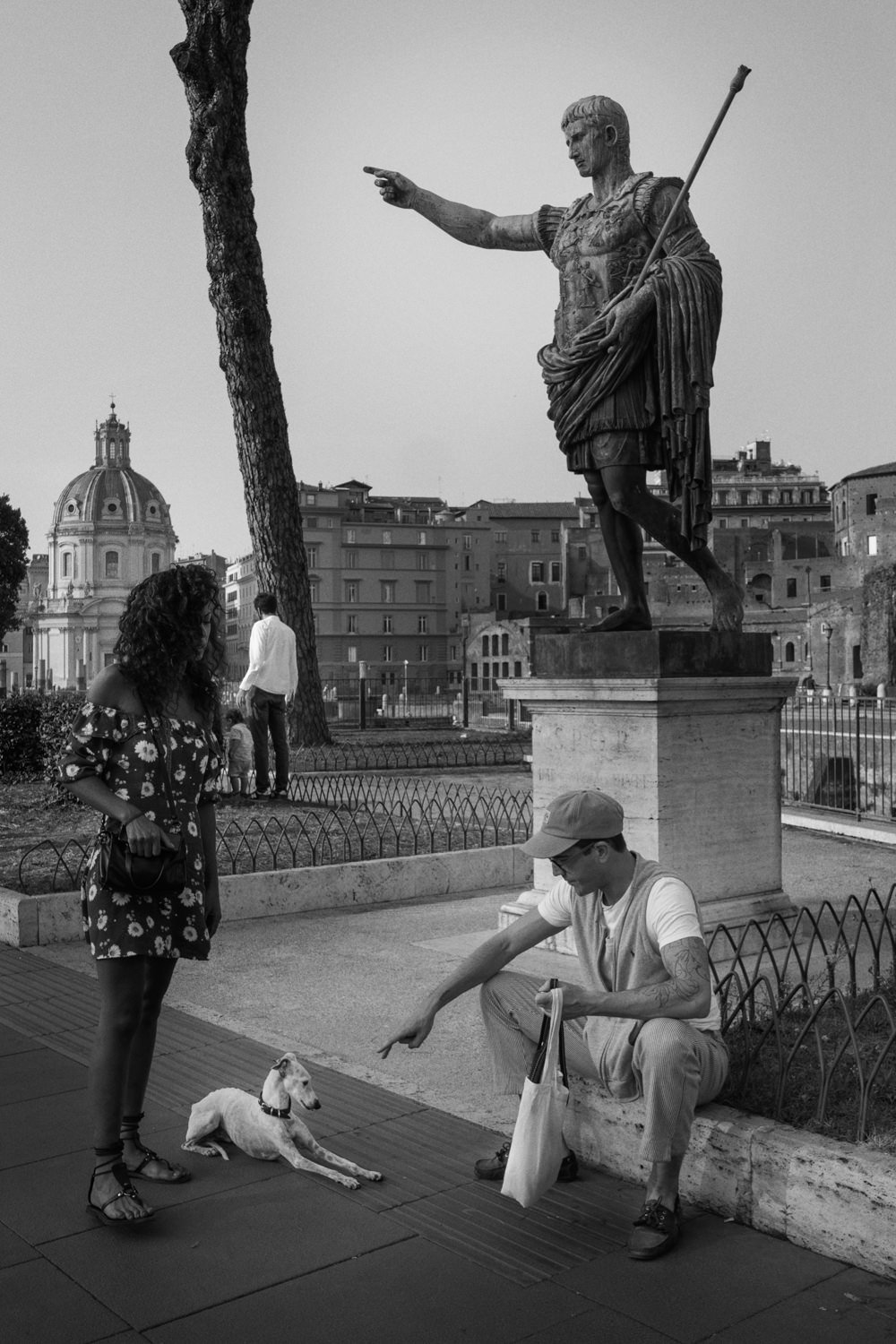 54_Street_Photography_Rome-2022_pointing.jpg