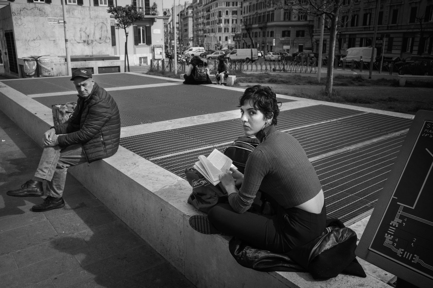 43_Street_Photography_Rome_ReadingGirl_2023.jpg