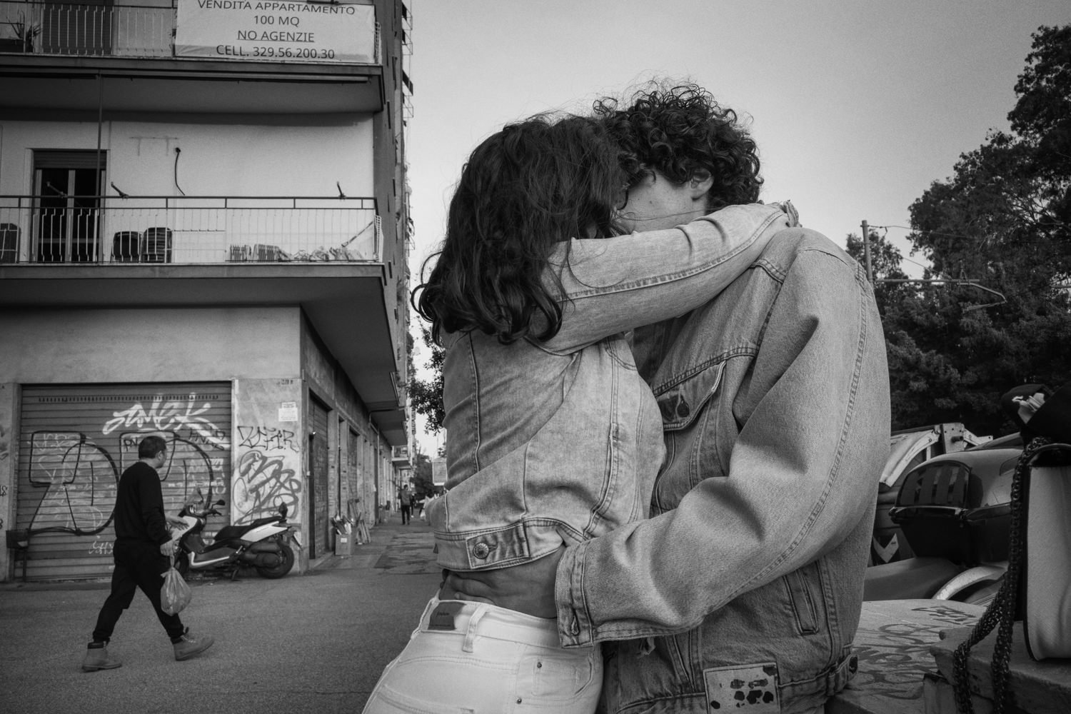 44_Street_Photography_Rome_Kissing Couple_2023.jpg