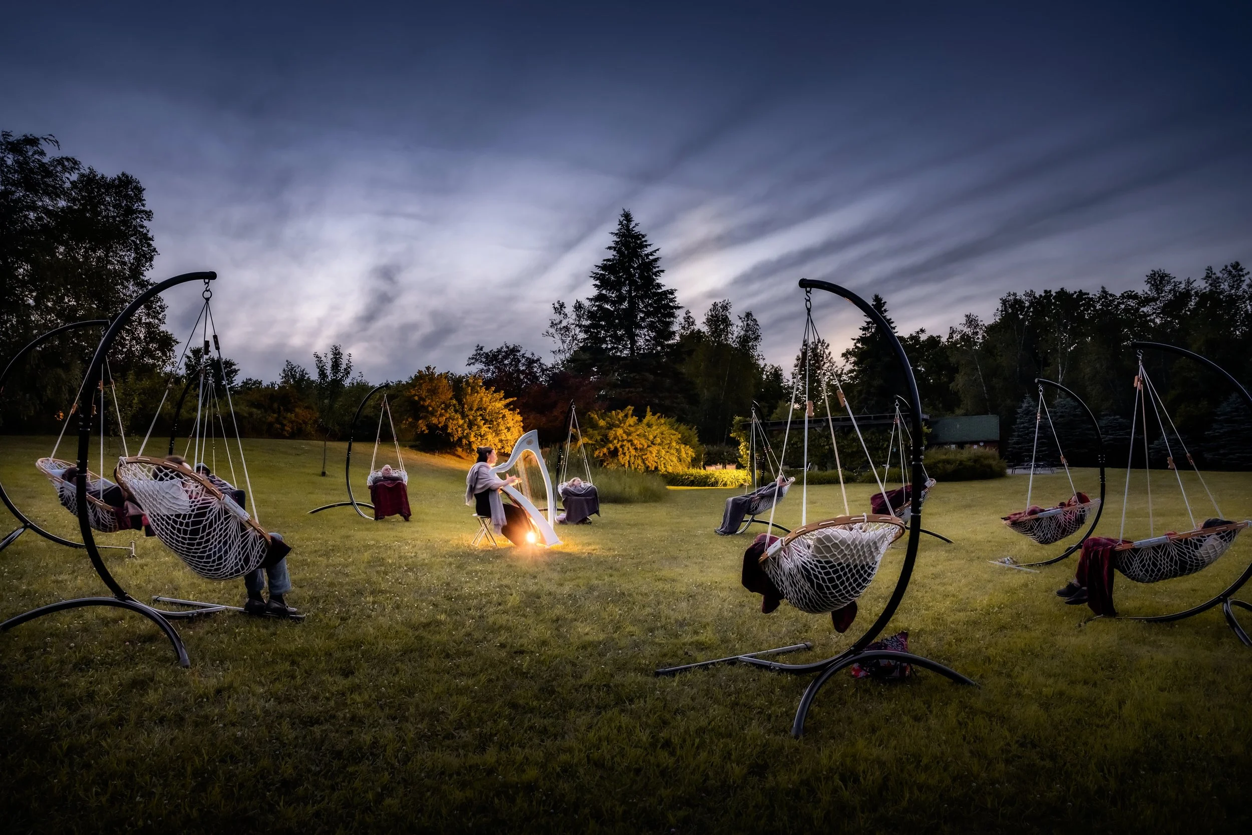 Sérénité sous les étoiles | Concert de harpe en hamac (Estrie)