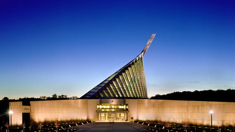 THE NATIONAL MUSEUM OF THE MARINE CORPS & SEMPER FIDELIS MEMORIAL PARK