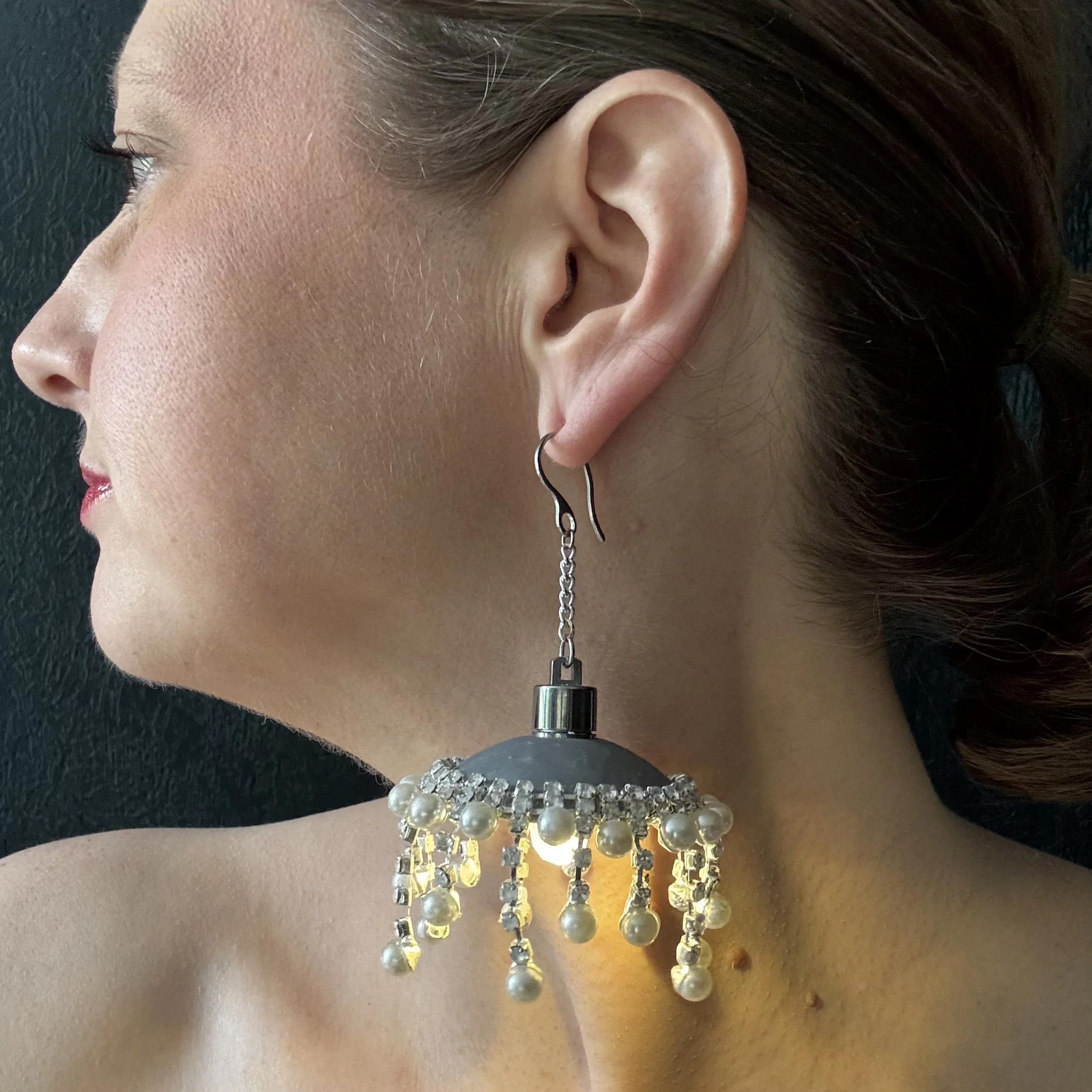 Silver Pearl and Rhinestone Illuminated Chandeliearring