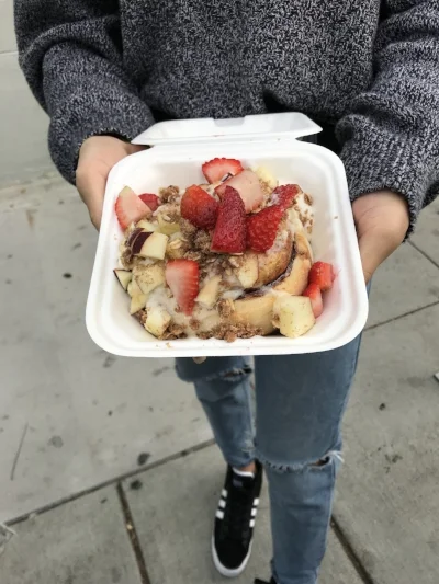 cinnamon bun w/ chai frosting, strawberries, apples, and pie crumbles!