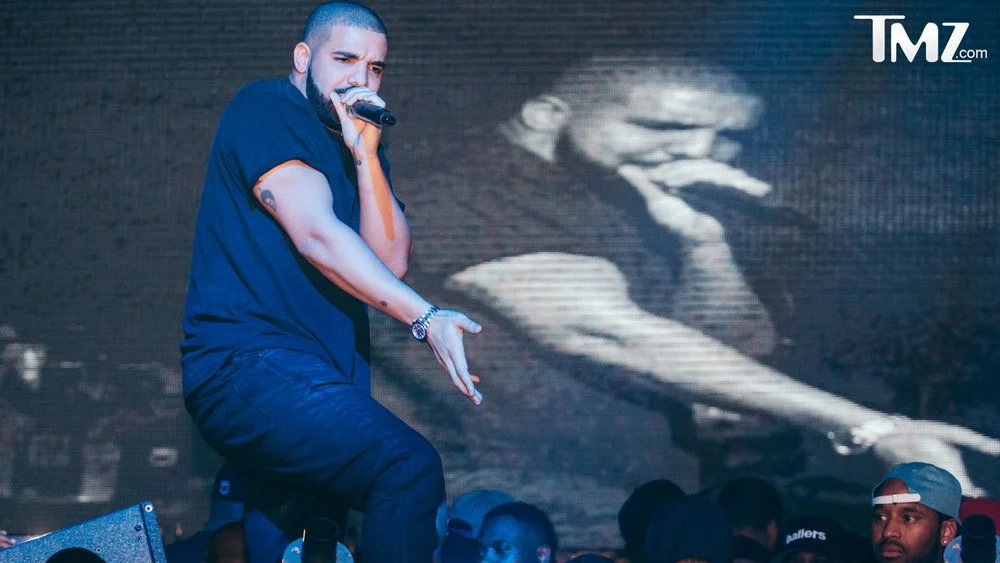 RIHANNA ALL OVER DRAKE'S FACE IN MIAMI PDA