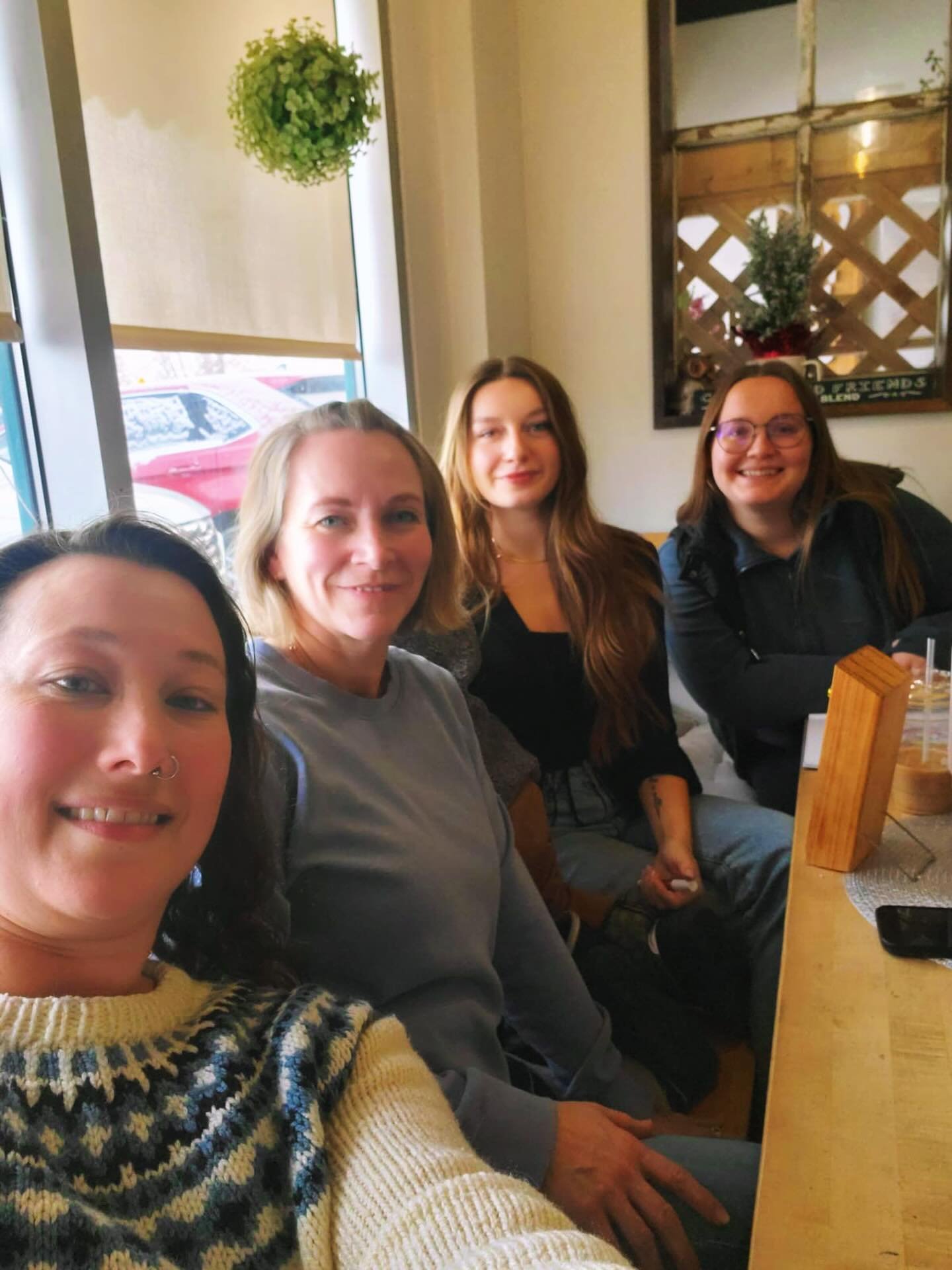 Some of our lovely Calgary doula association members getting together for coffee. Connecting and collaborating.  Here at the CDA we build on community not competition ❤️. Find your Doula today at www.calgarydoulas.ca. #calgarydoulas #yyc #calgary