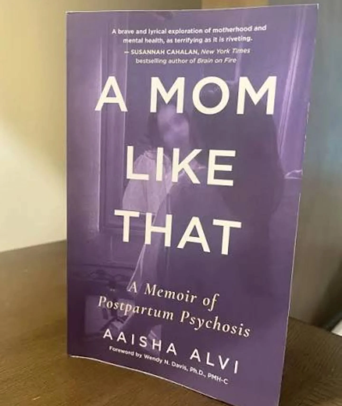 Read along with the Doula Dialogues next bookclub pick, "A Mom Like That" by @aaishaalviwrites 

#douladialogues #birthybookclub