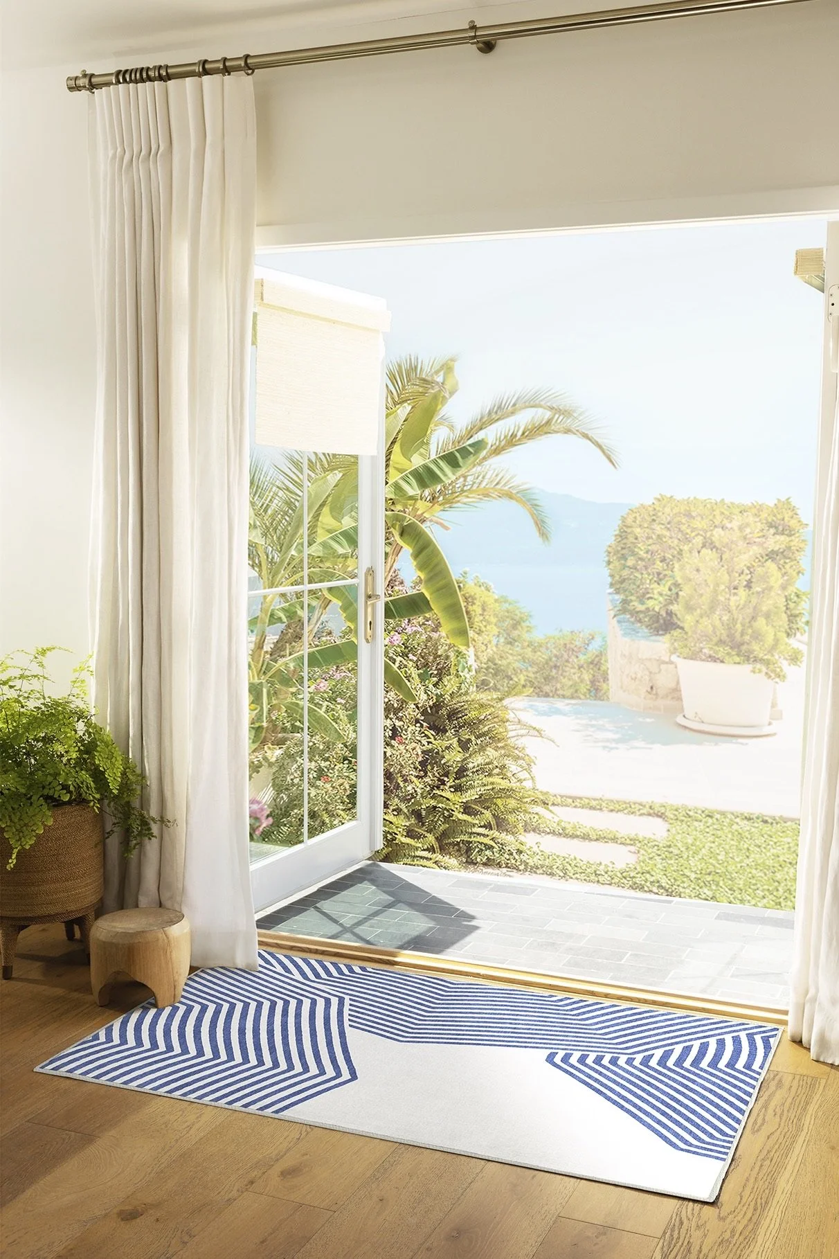 ROOM S-230503GRAY-GrayMalinPDPPhotoshoot-0900_GRAY MALIN BEACH CLUB NAVY & IVORY 35 FLAT.jpeg