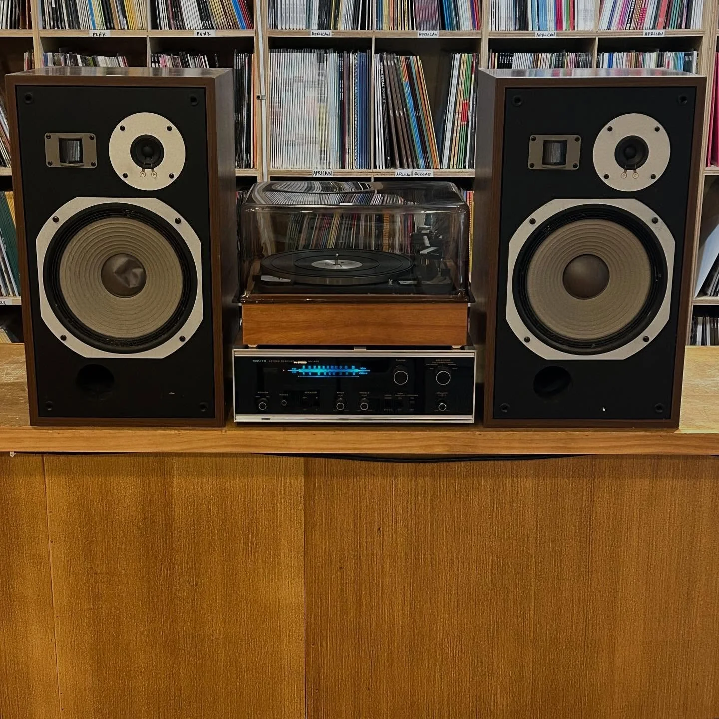 #ballerbundle #breakawaybundle 
SICK 70s SETUP!!
-DUAL 1015 turntable: super-clean, works great, has dust over and OG owners manual
-PIONEER SX440 receiver: looks great works great
-PIONEER HPM-40 speakers: sound awesome, one dust-cap is dented in b