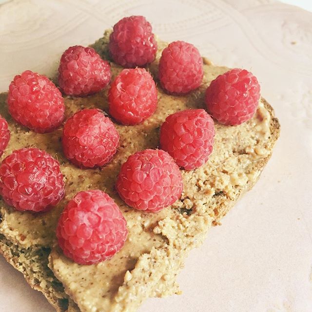 Pretty on Pink || My new easy-peasy mama morning fav.  Yummy sprouted bread with no-sugar almond butter and fresh organic raspberries. That&rsquo;s all. 😋💁&zwj;♀️ Also I love eating on pretty plates, this one is my absolute favorite. I got it with 