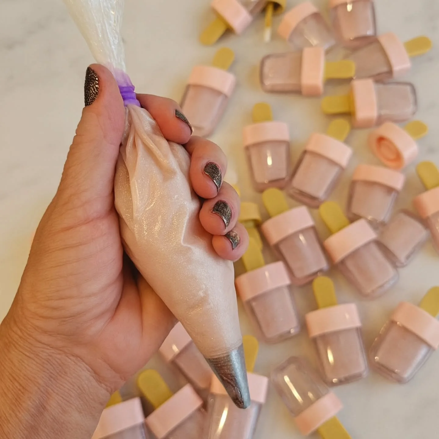 💖✨ Handmade with love, sparkle, and a whole lot of care! ✨💖
.
Getting ready for the holidays and feeling so excited about these all-natural lip glosses in the cutest little popsicle containers 🍭💋 Each one is mixed, piped, and poured by hand &mdas