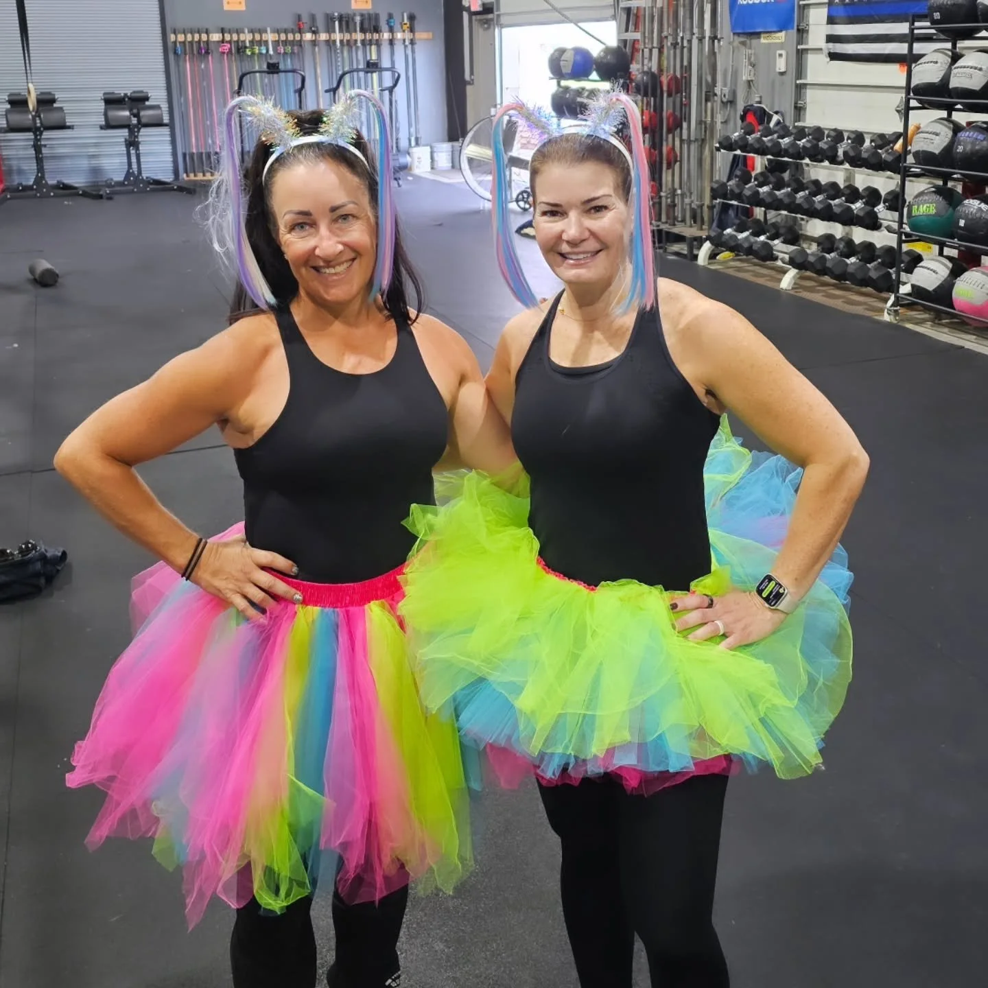 🎃💪 Happy Halloween to all you strong, sparkly ladies out there! ✨👯&zwj;♀️
We added the tu-tus to our barbell routine today &mdash; because lifting heavy looks even better in tulle and glitter! 🩰🏋️&zwj;♀️💫
.
Feeling fierce, festive, and fabulous