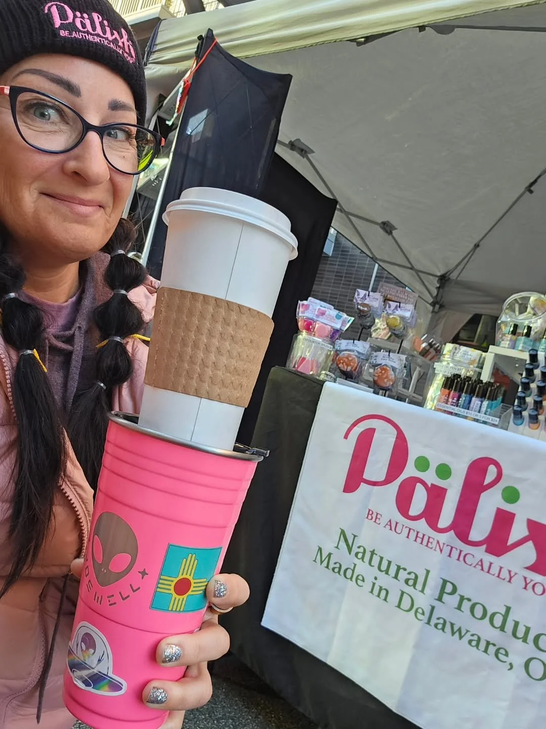 ☕️😂 Harvest markets are absolutely for rocking a coffee in each hand &mdash; especially when you couldn&rsquo;t sleep the night before because you were too excited for market day.🙃
.
It&rsquo;s a gorgeous morning, the caffeine is flowing, and we&rs